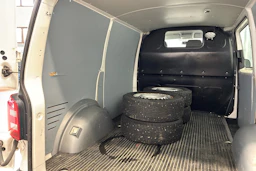 valkoinen Volkswagen Transporter 2016 kuva 15.