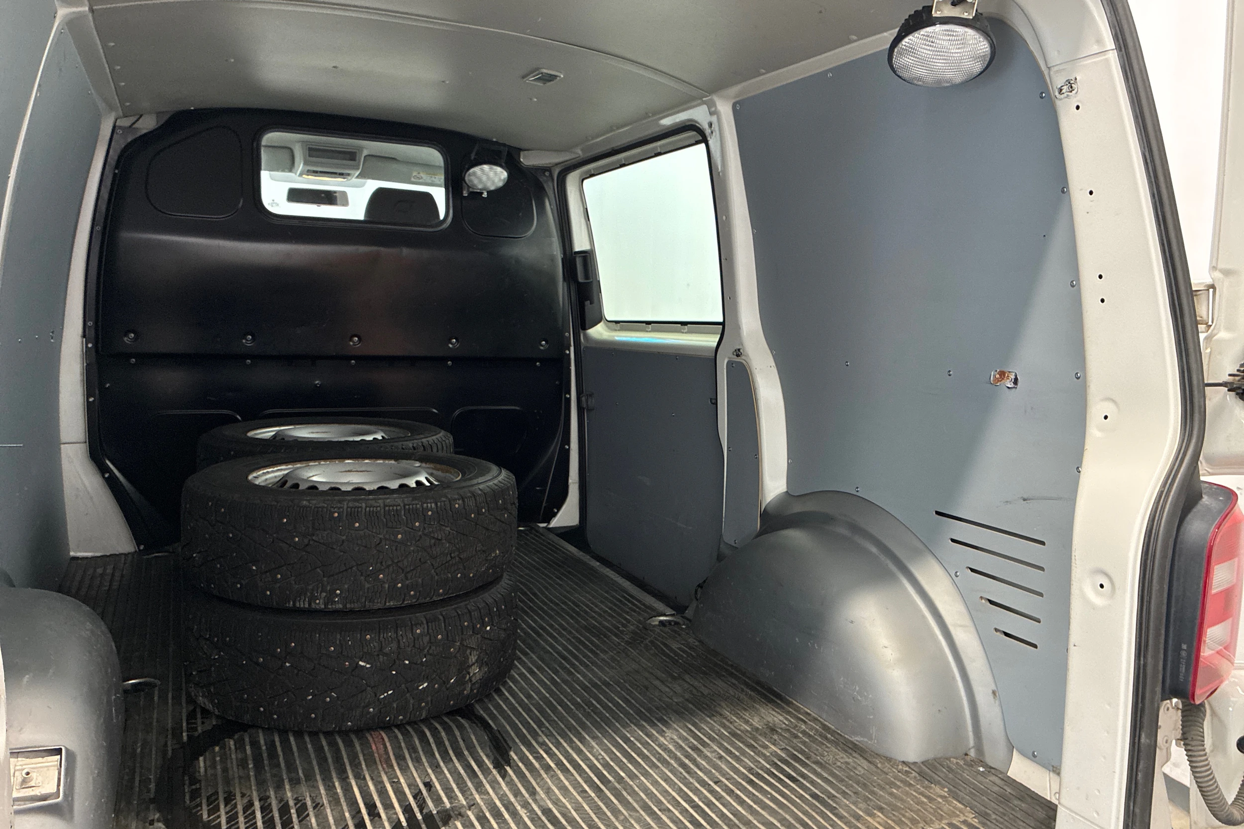 valkoinen Volkswagen Transporter 2016 kuva 16.