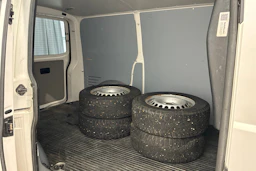 valkoinen Volkswagen Transporter 2016 kuva 17.