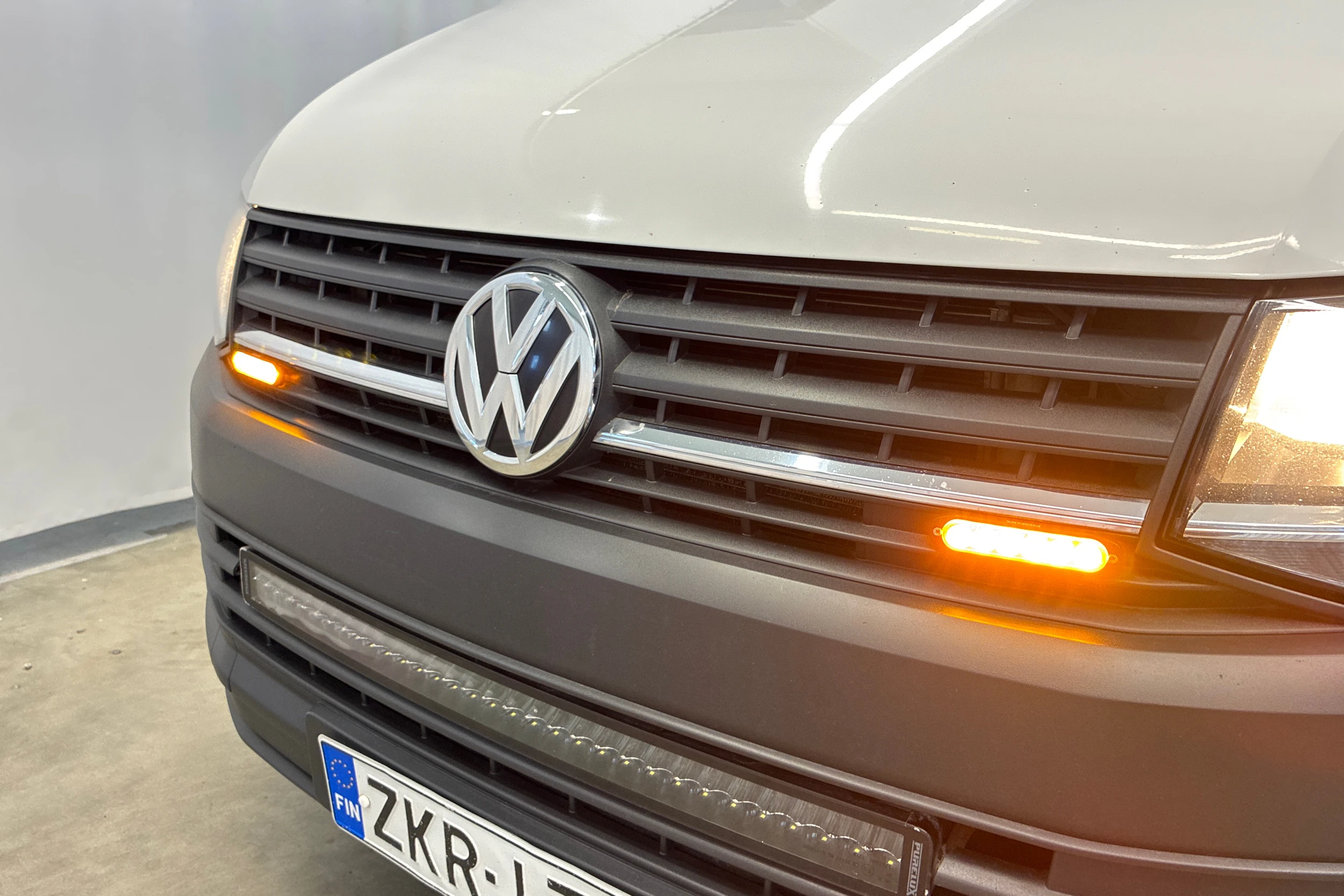 valkoinen Volkswagen Transporter 2016 kuva 18.