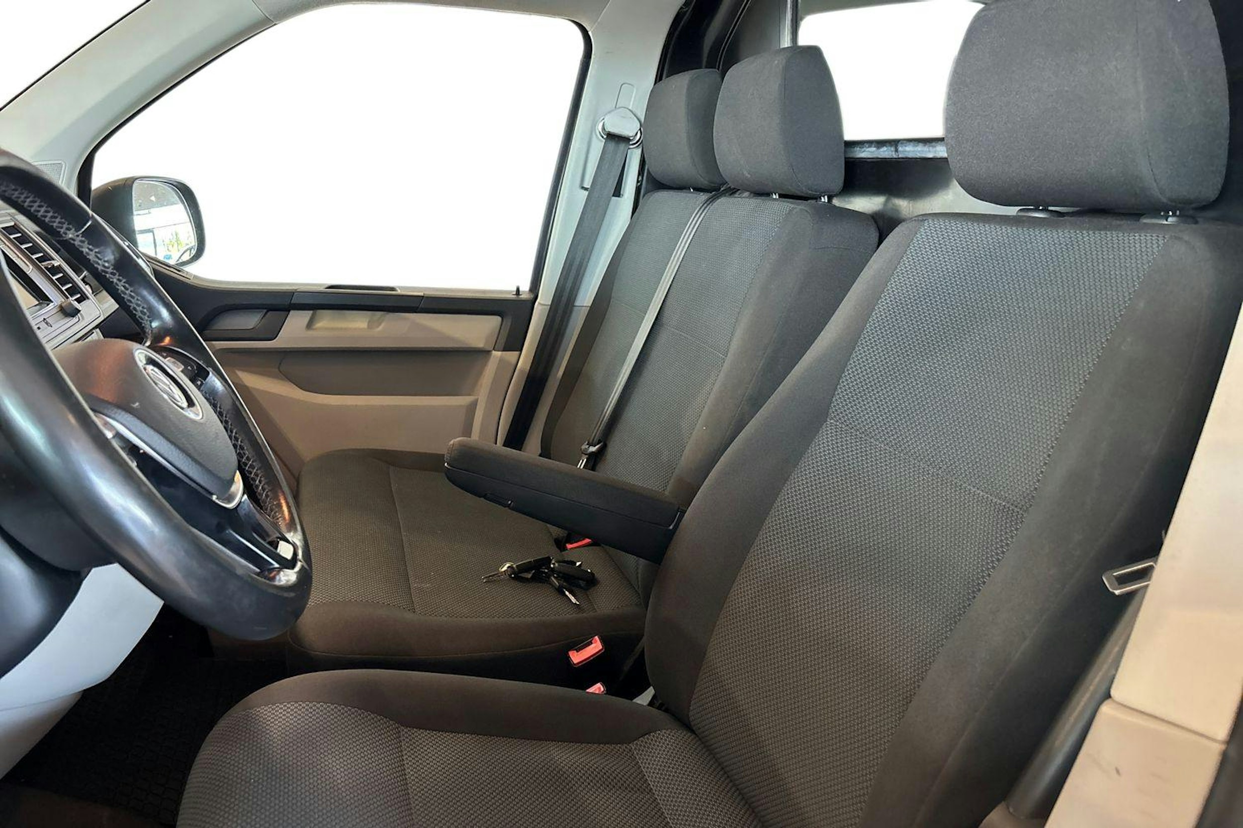 ruskea (beige) Volkswagen Transporter 2016 kuva 10.