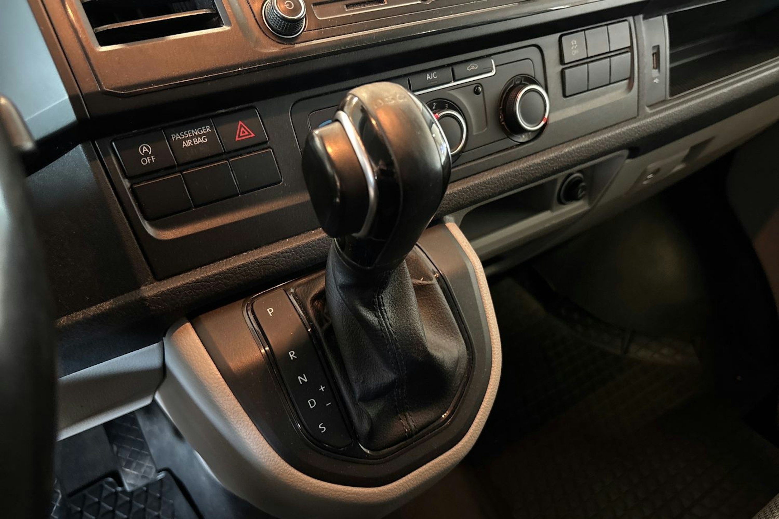 ruskea (beige) Volkswagen Transporter 2016 kuva 15.