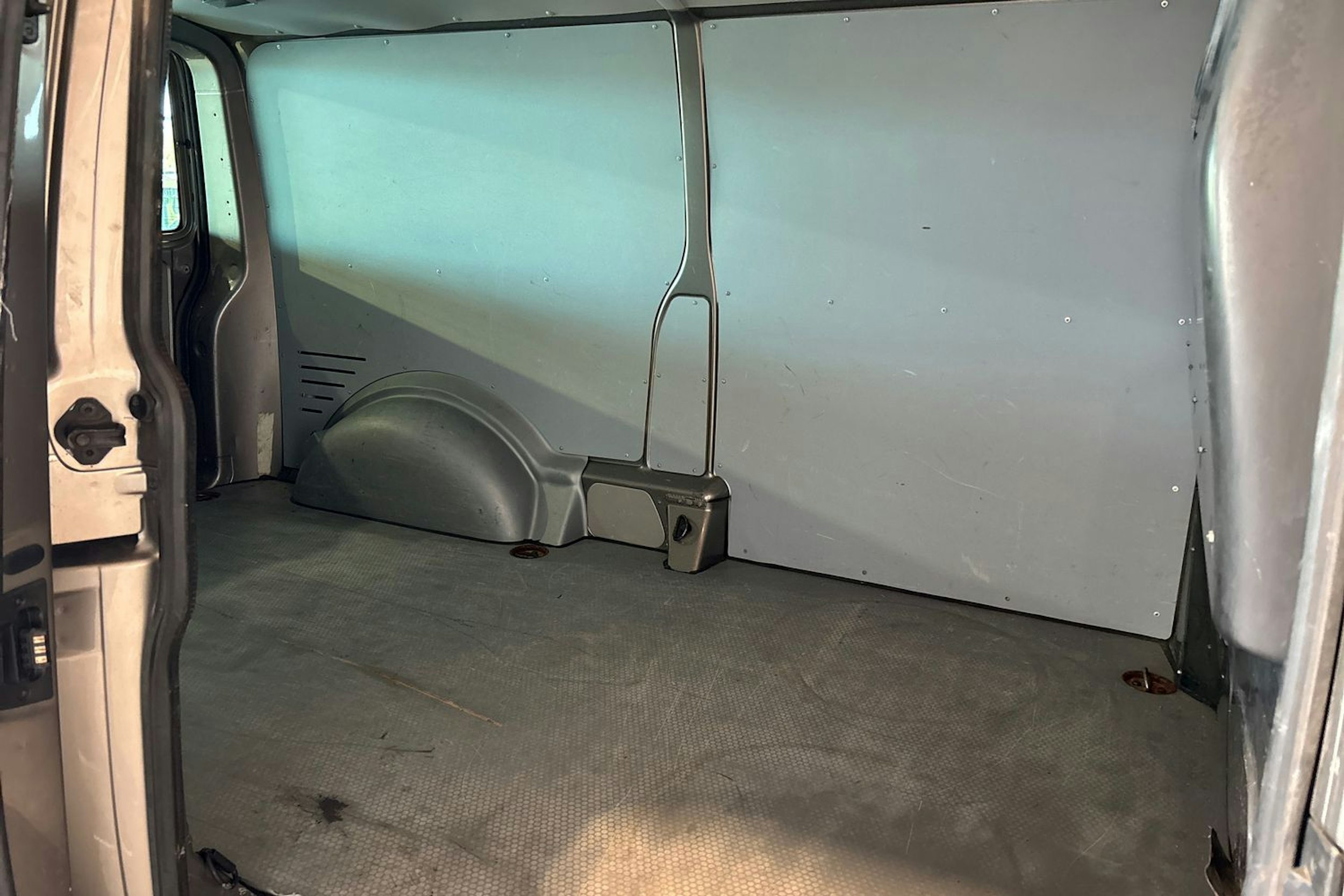 ruskea (beige) Volkswagen Transporter 2016 kuva 22.