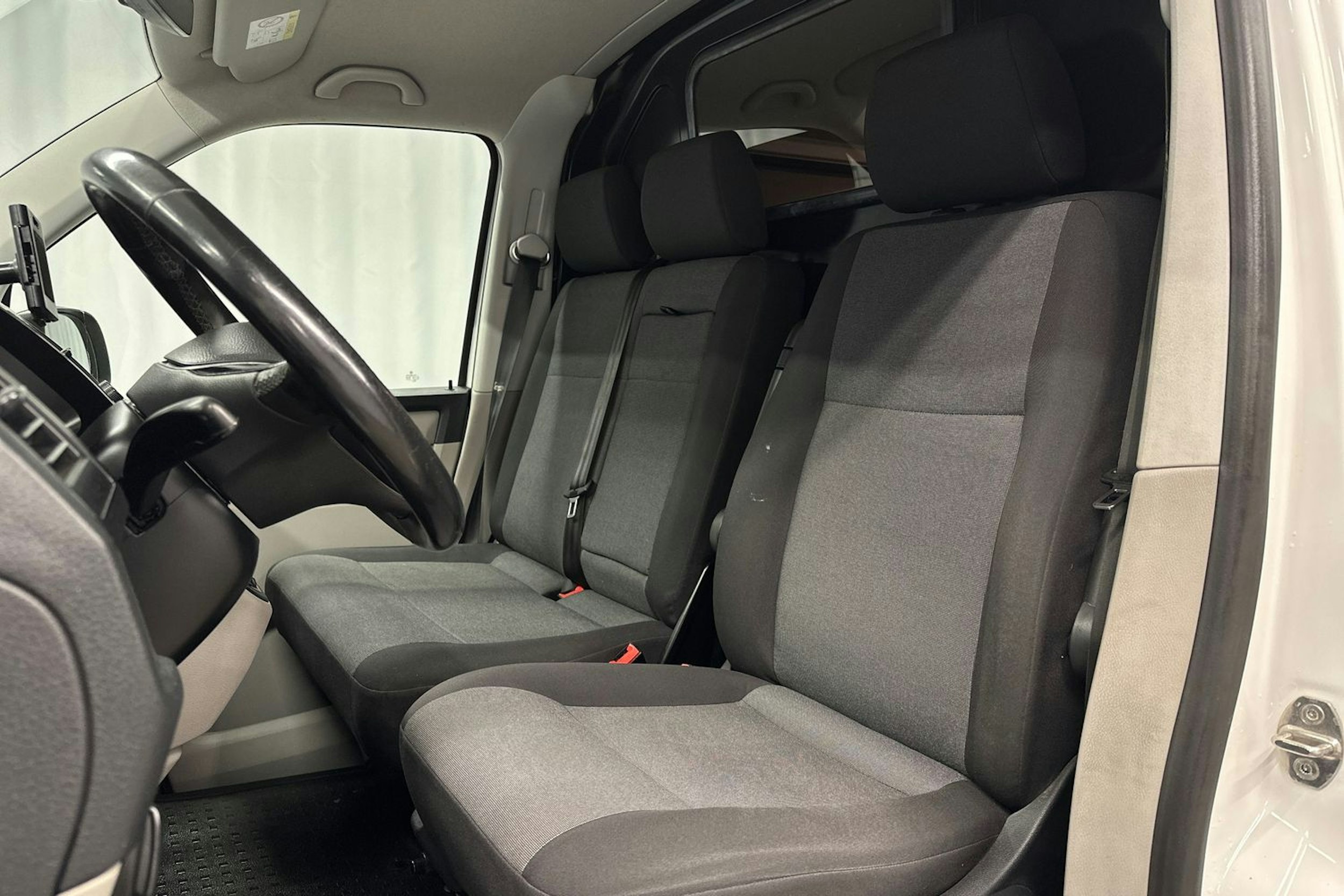 valkoinen Volkswagen Transporter 2017 kuva 10.
