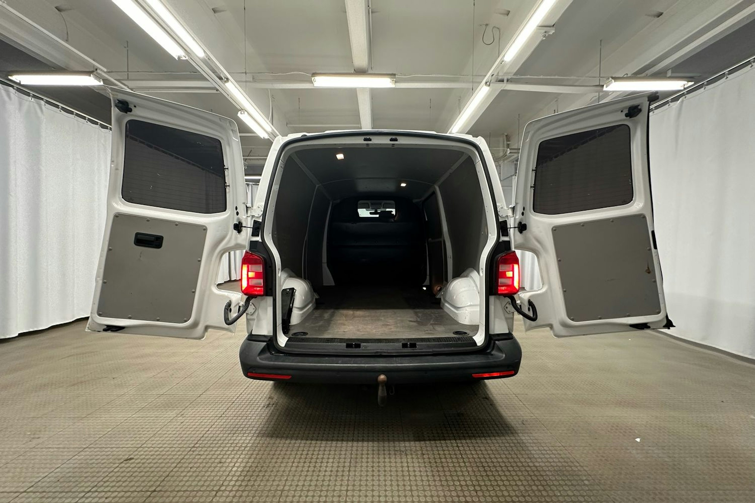 valkoinen Volkswagen Transporter 2017 kuva 19.