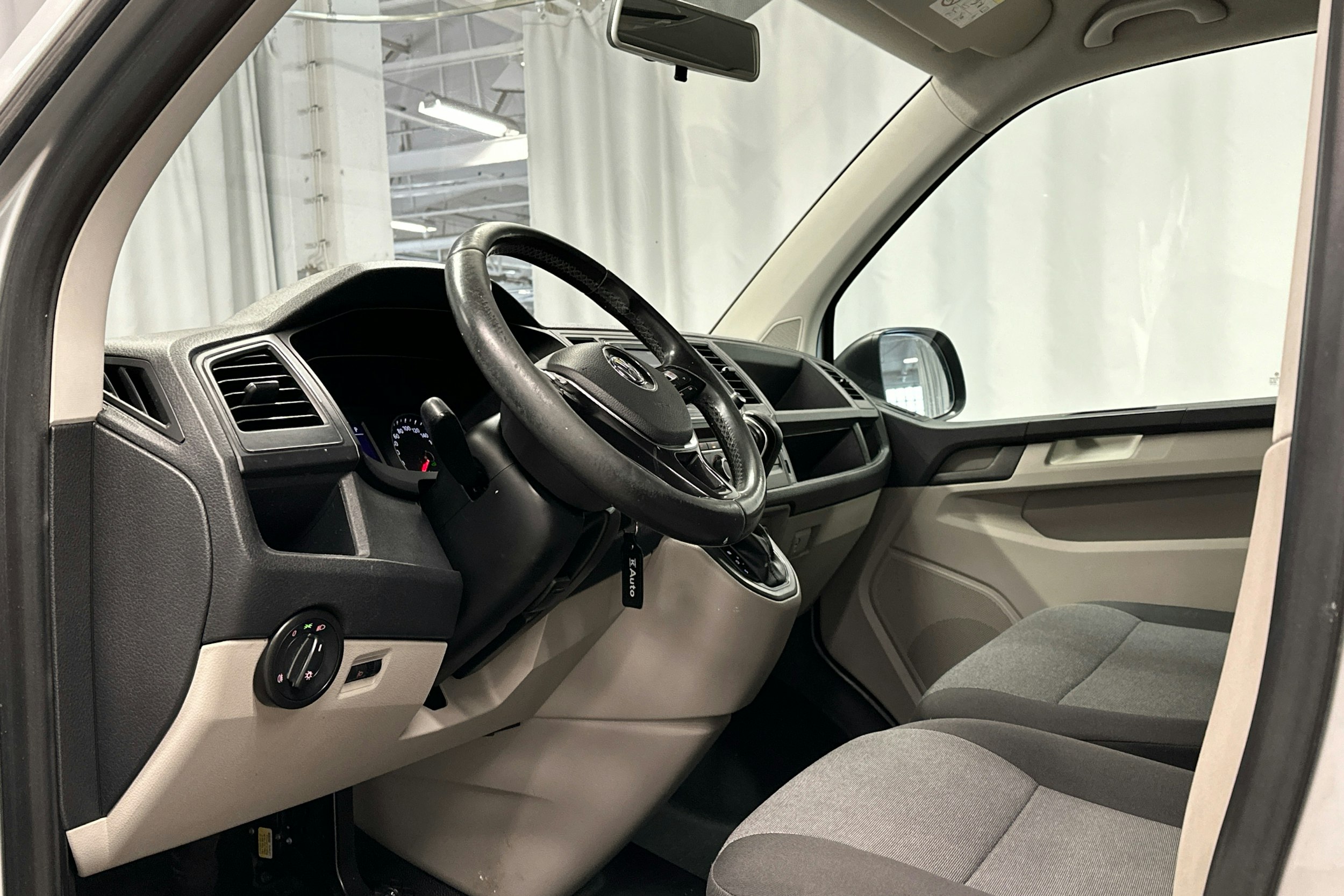 hopea Volkswagen Transporter 2017 kuva 9.