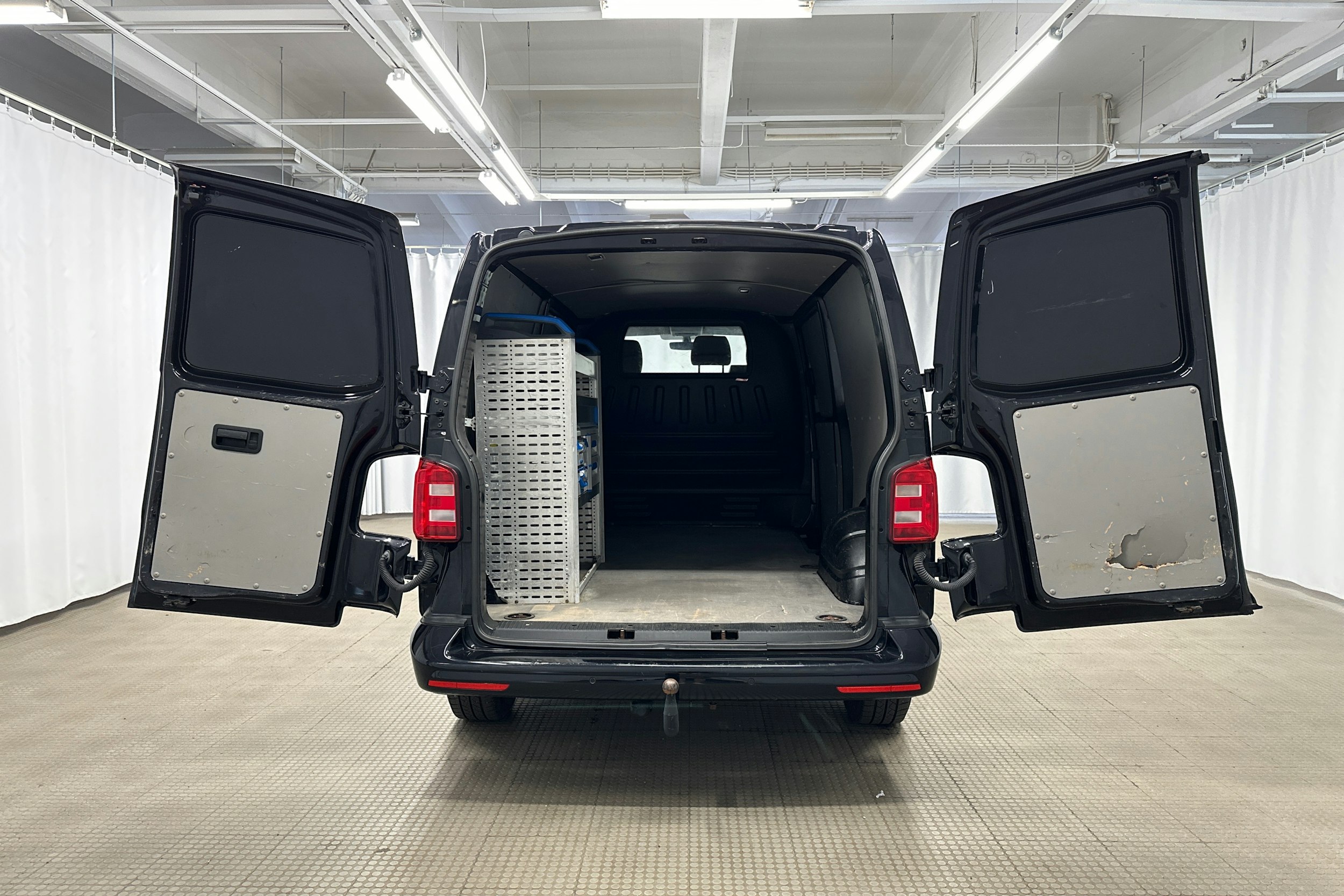 musta Volkswagen Transporter 2017 kuva 9.