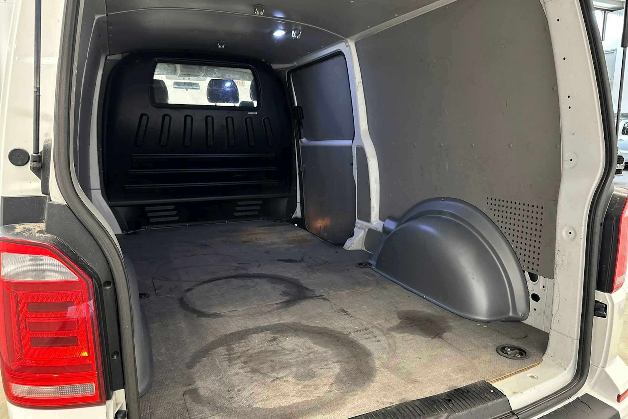 valkoinen Volkswagen Transporter 2017 kuva 19.
