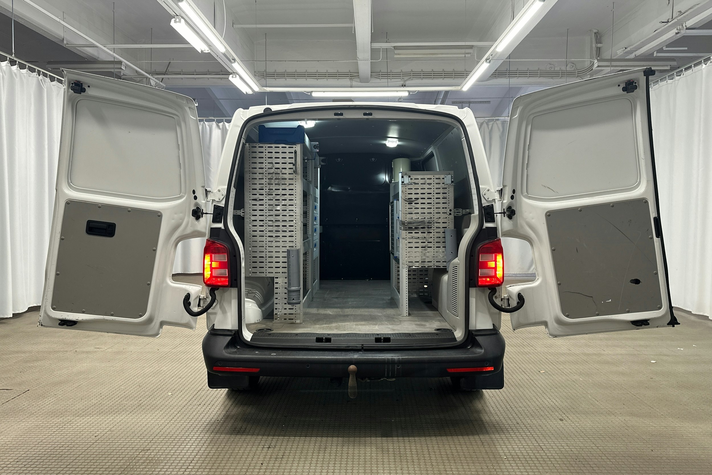 valkoinen Volkswagen Transporter 2017 kuva 11.