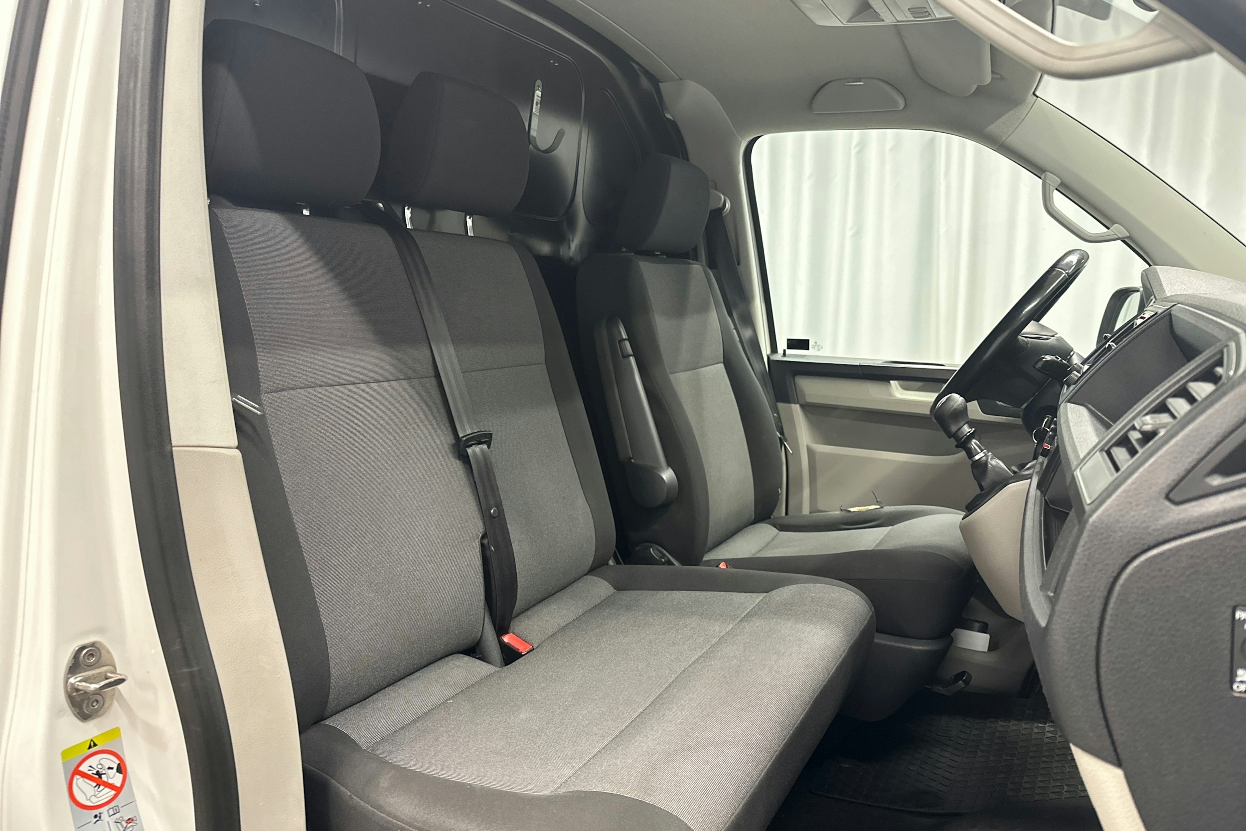 valkoinen Volkswagen Transporter 2017 kuva 15.
