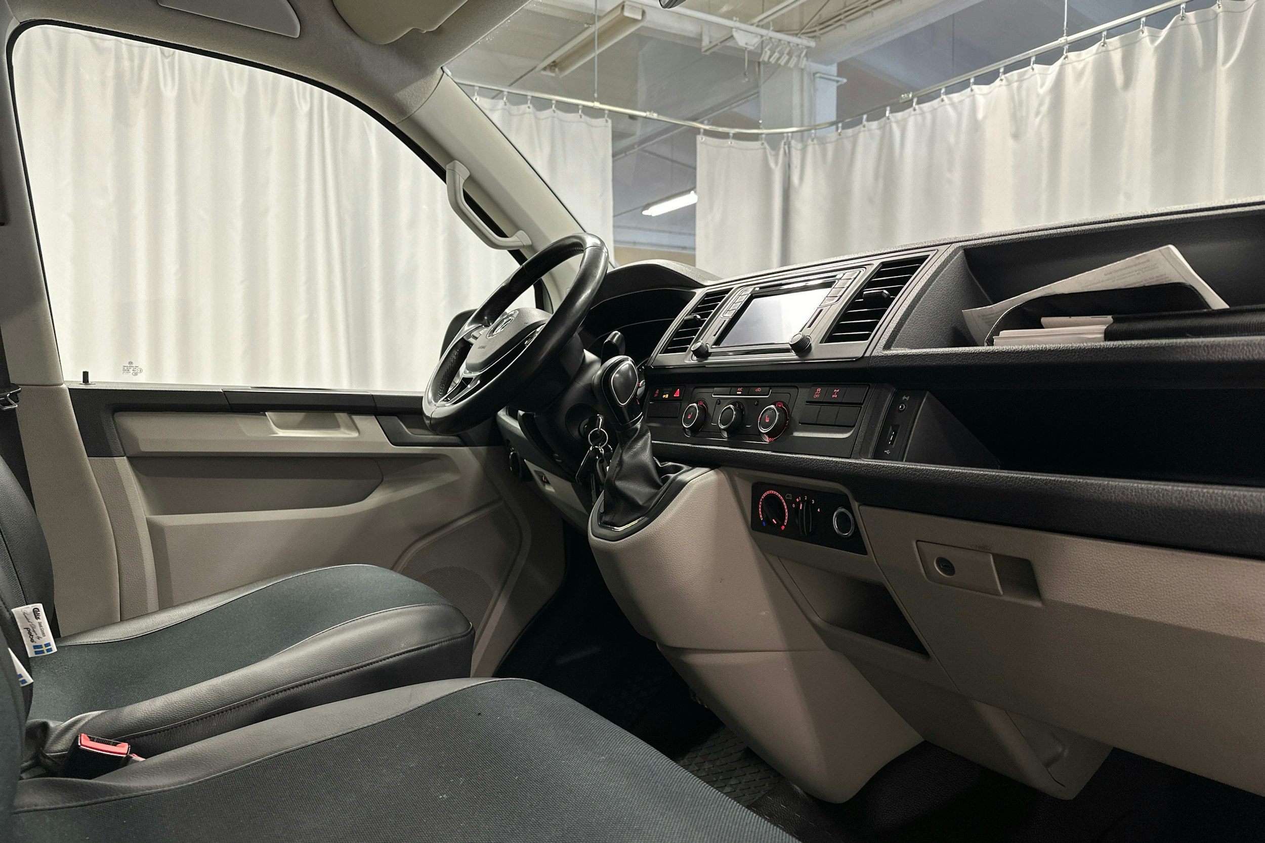 valkoinen Volkswagen Transporter 2017 kuva 6.