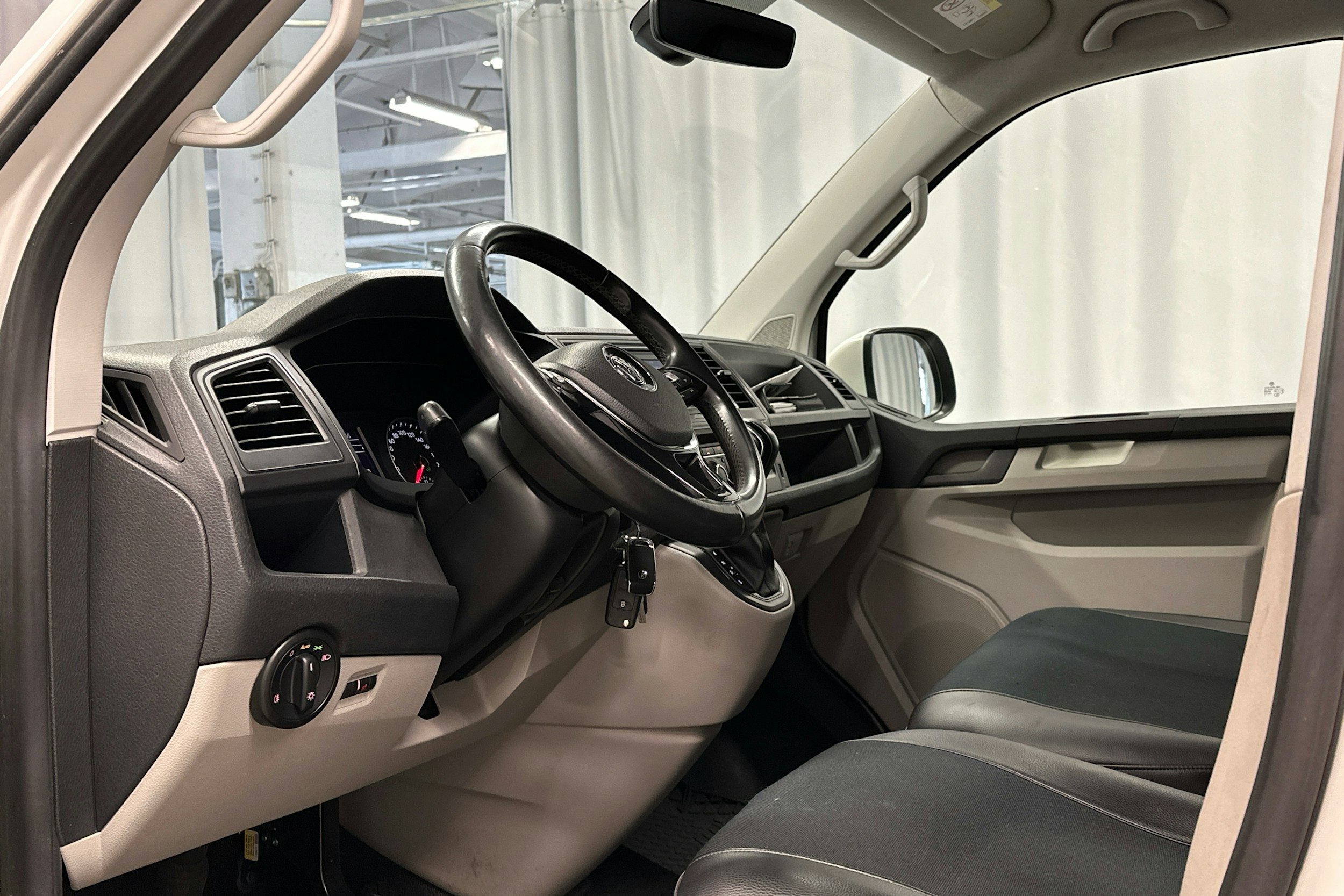 valkoinen Volkswagen Transporter 2017 kuva 9.