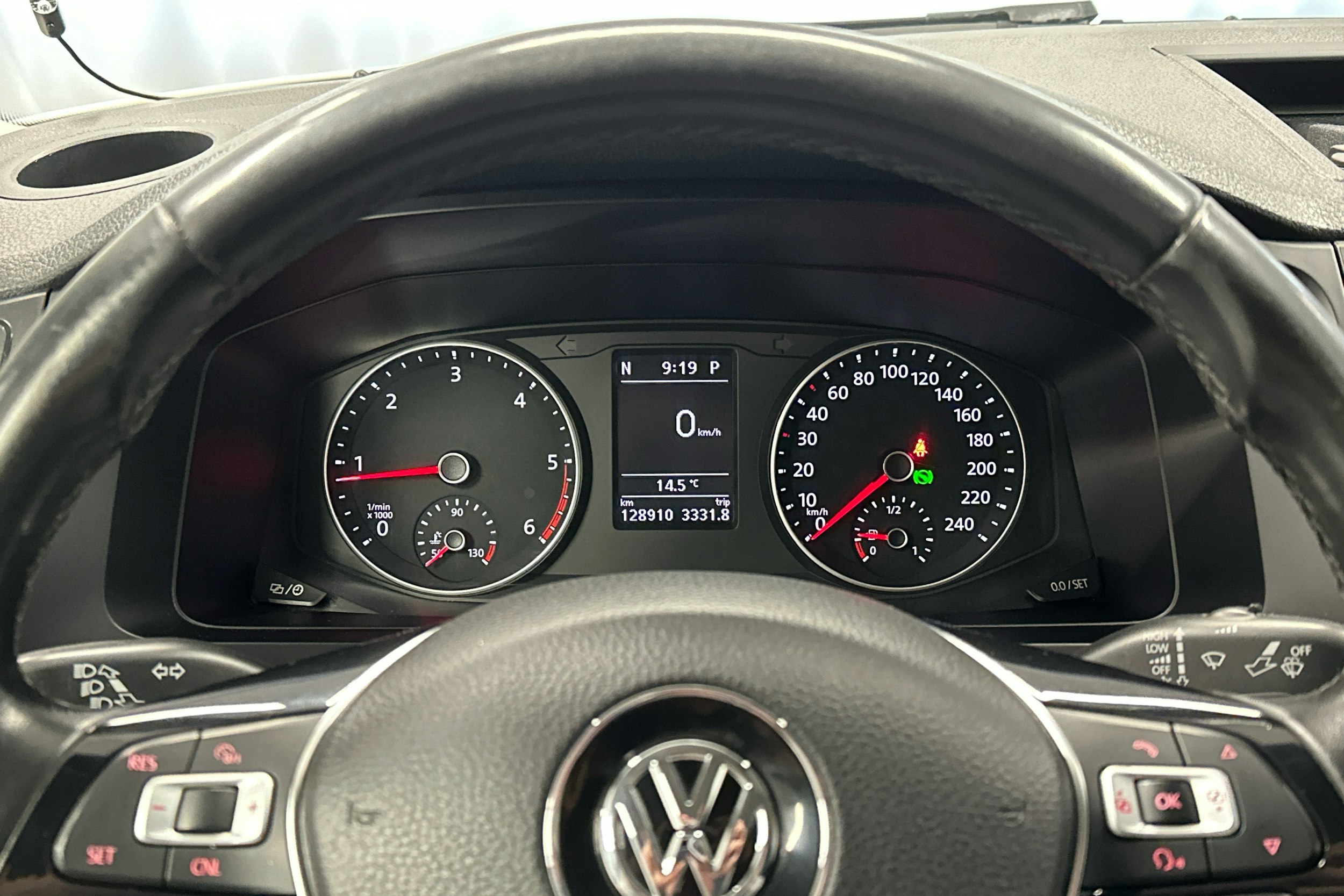 valkoinen Volkswagen Transporter 2017 kuva 10.