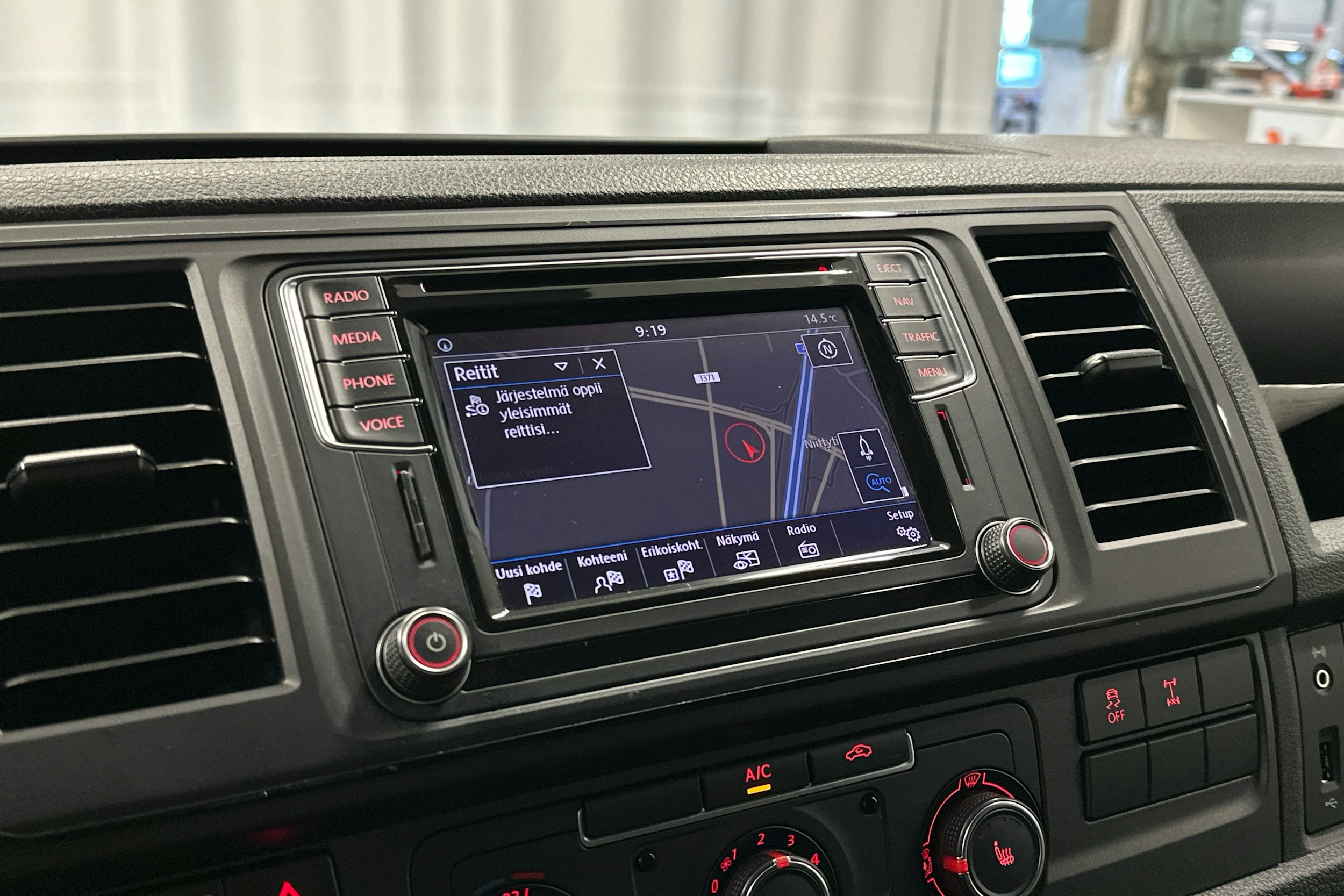 valkoinen Volkswagen Transporter 2017 kuva 11.