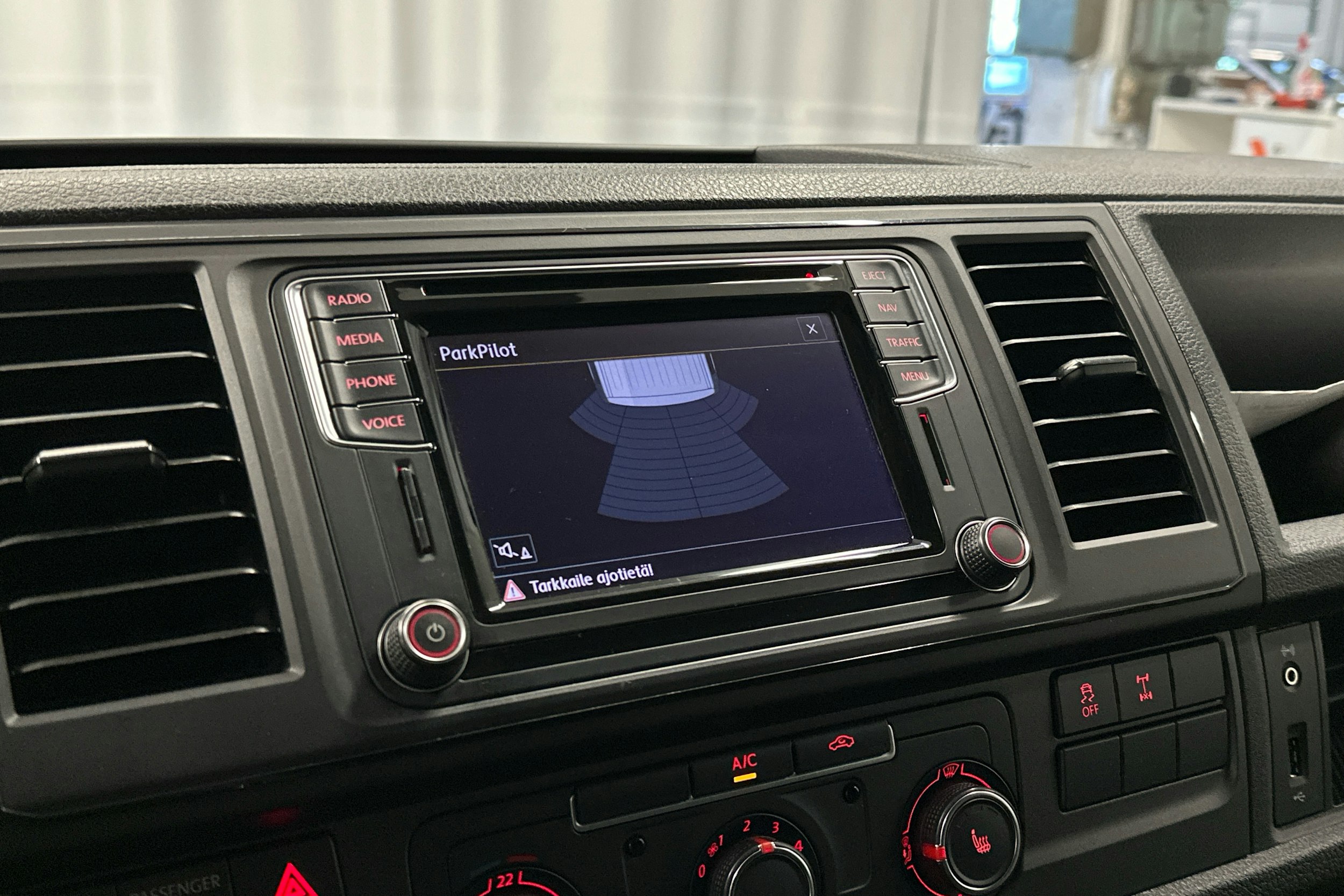 valkoinen Volkswagen Transporter 2017 kuva 12.