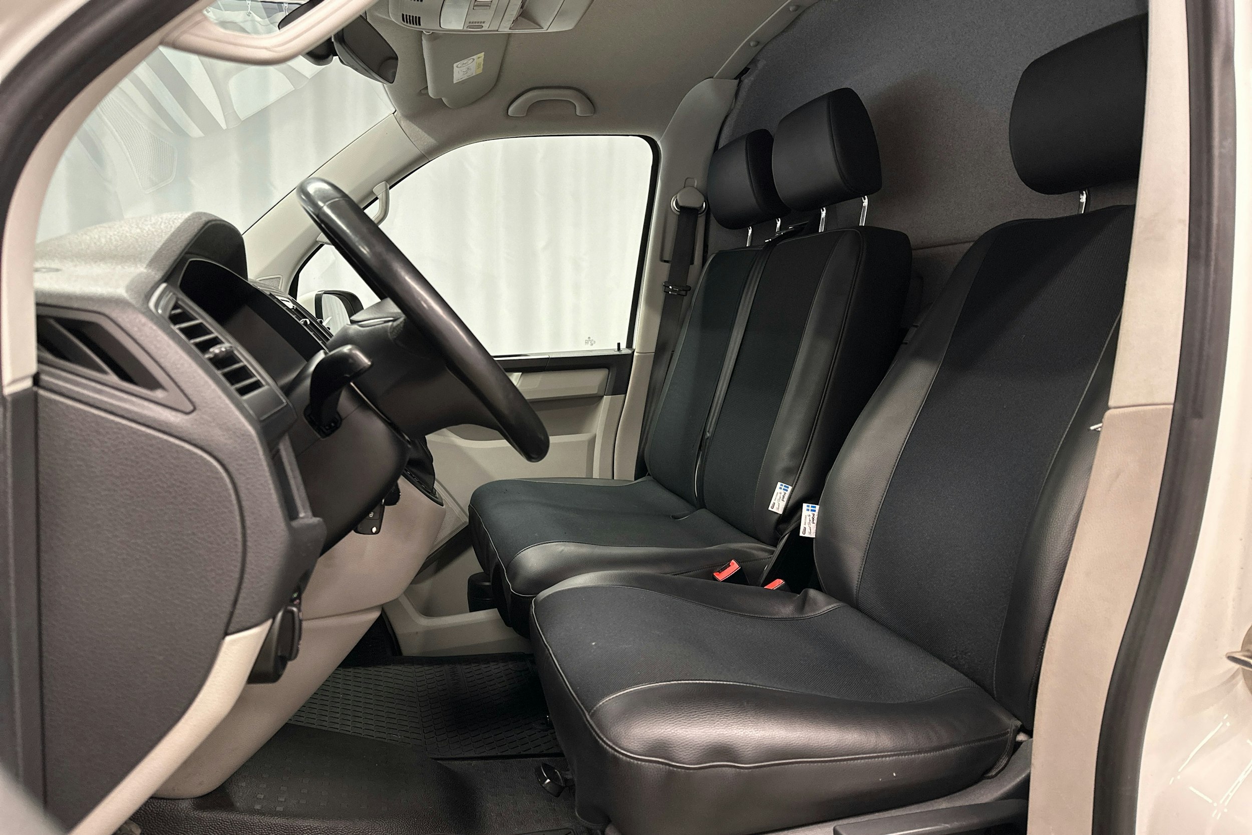 valkoinen Volkswagen Transporter 2017 kuva 16.