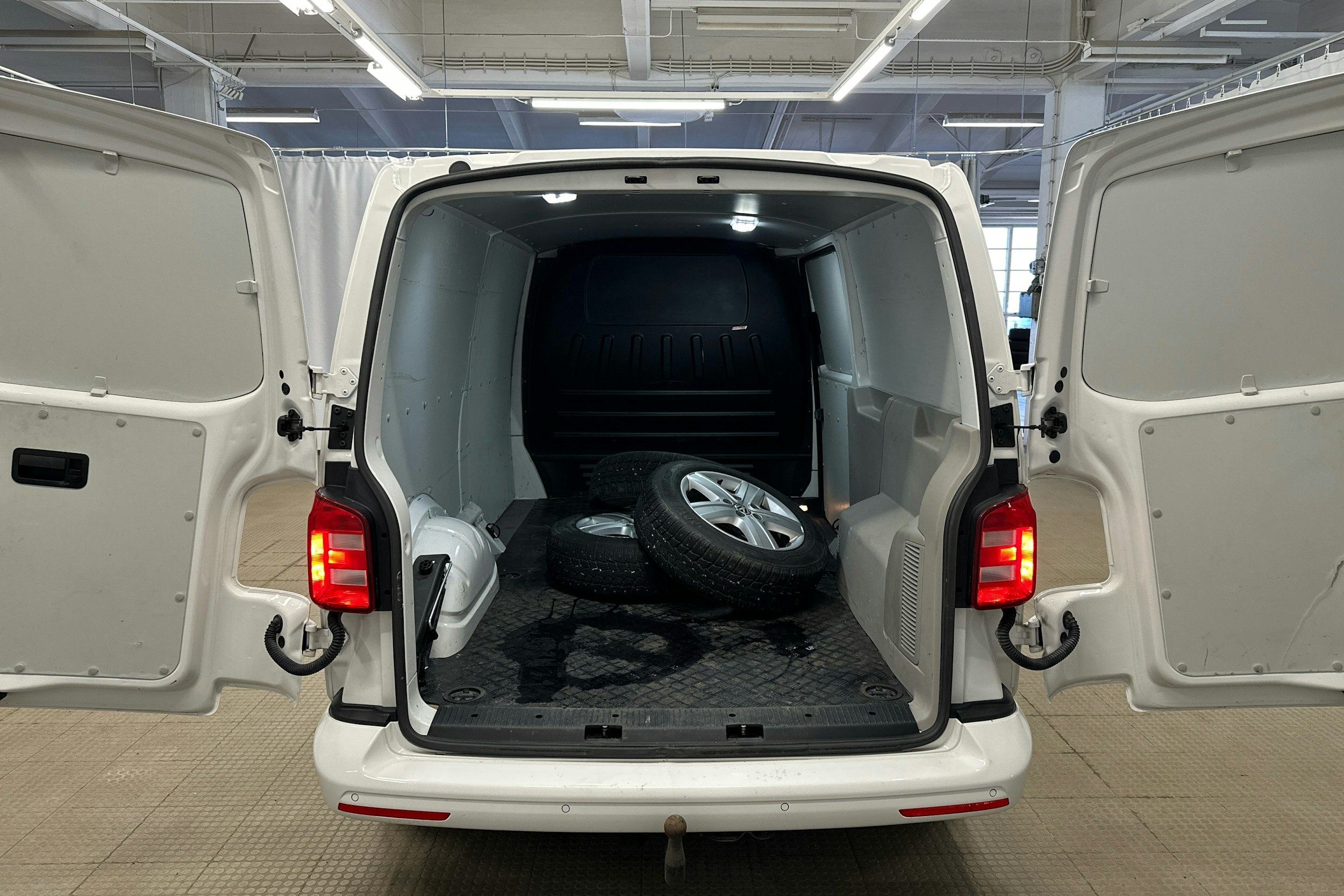 valkoinen Volkswagen Transporter 2017 kuva 17.