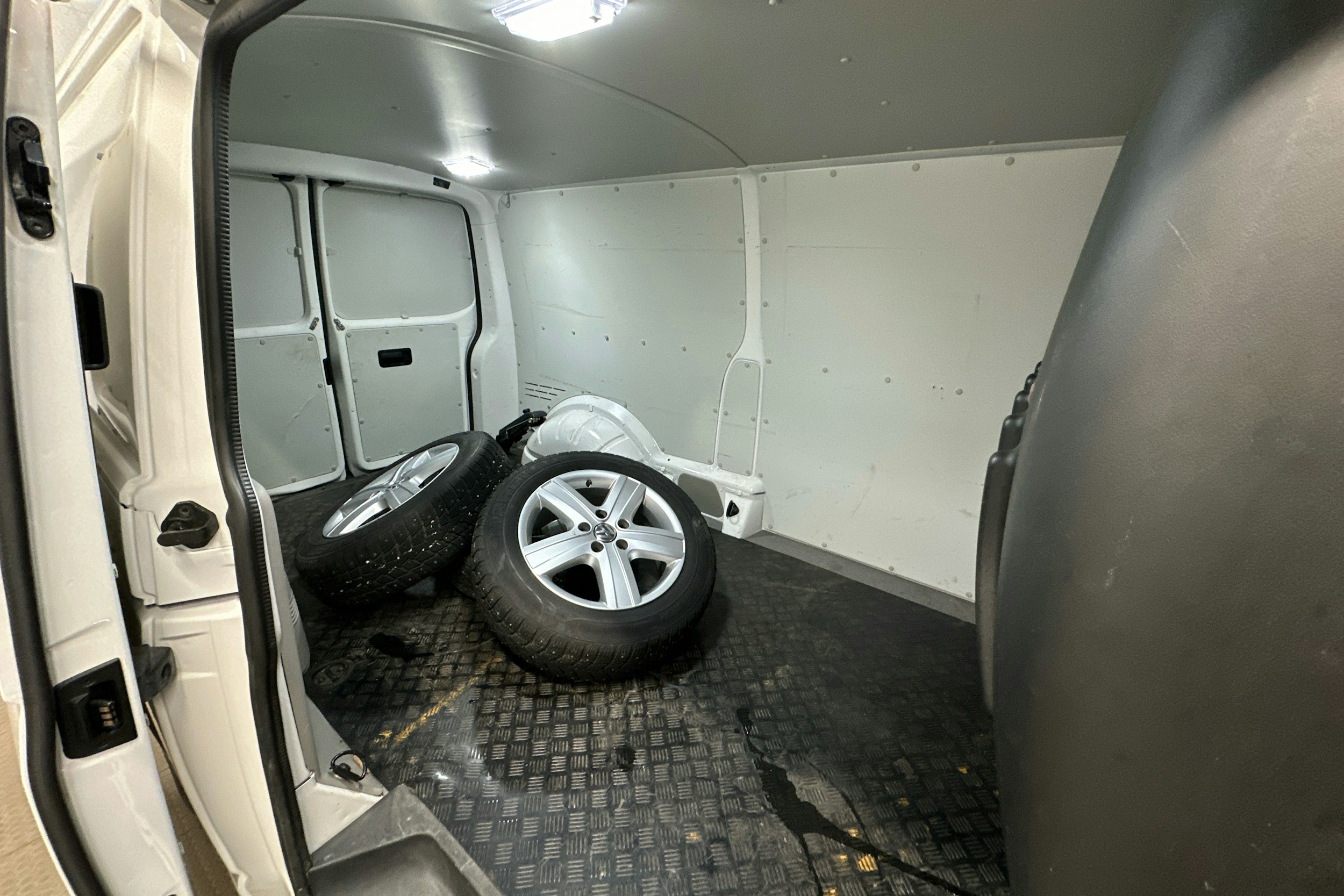 valkoinen Volkswagen Transporter 2017 kuva 18.