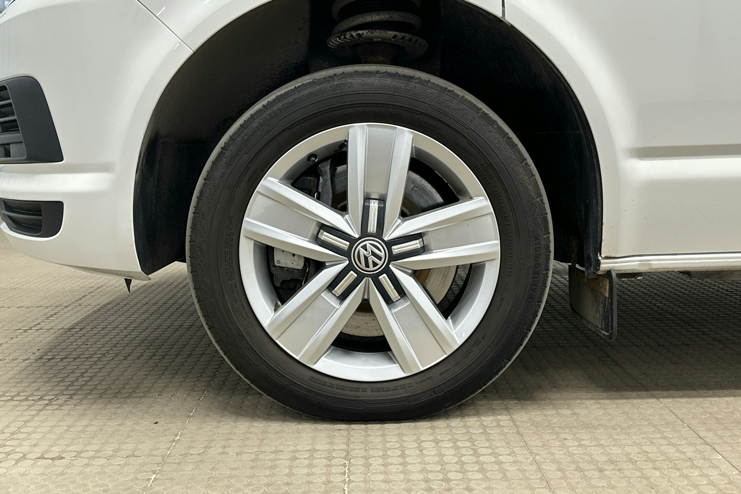 valkoinen Volkswagen Transporter 2017 kuva 19.