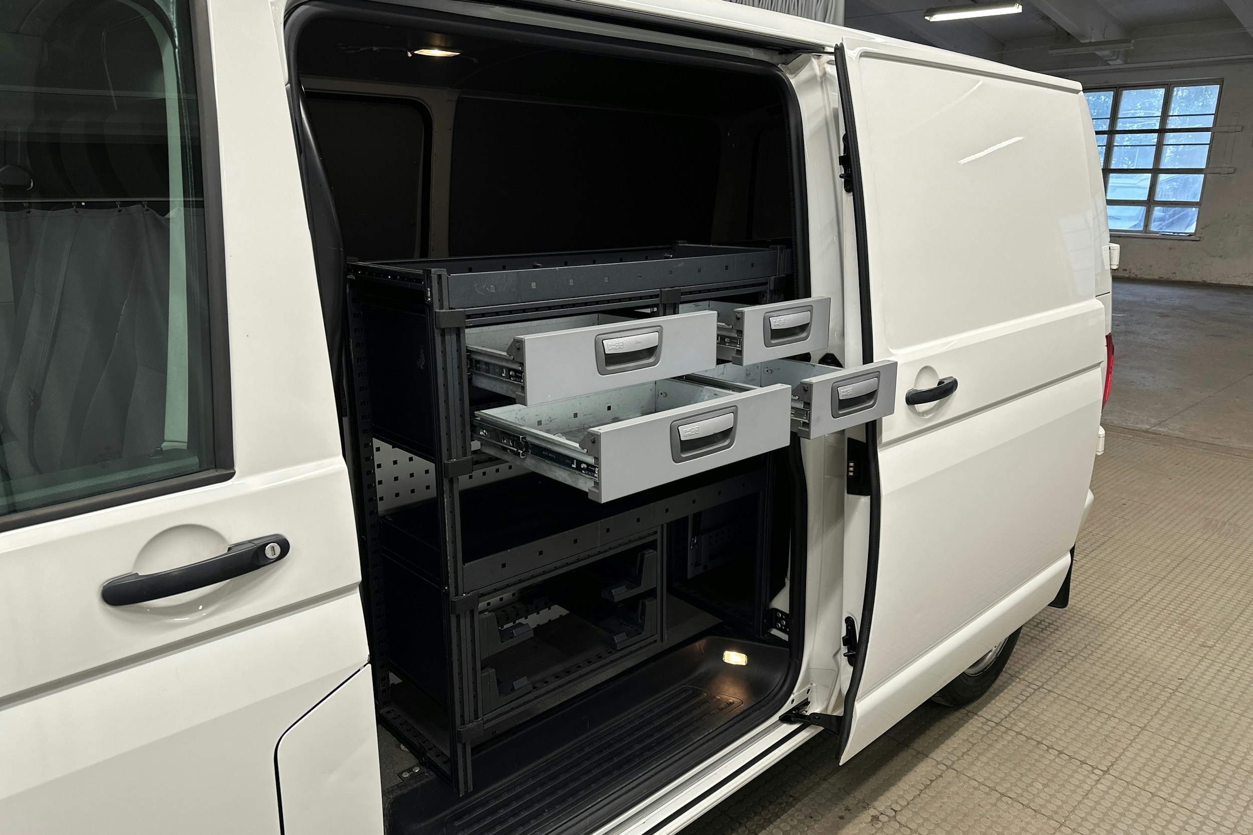 valkoinen Volkswagen Transporter 2017 kuva 18.