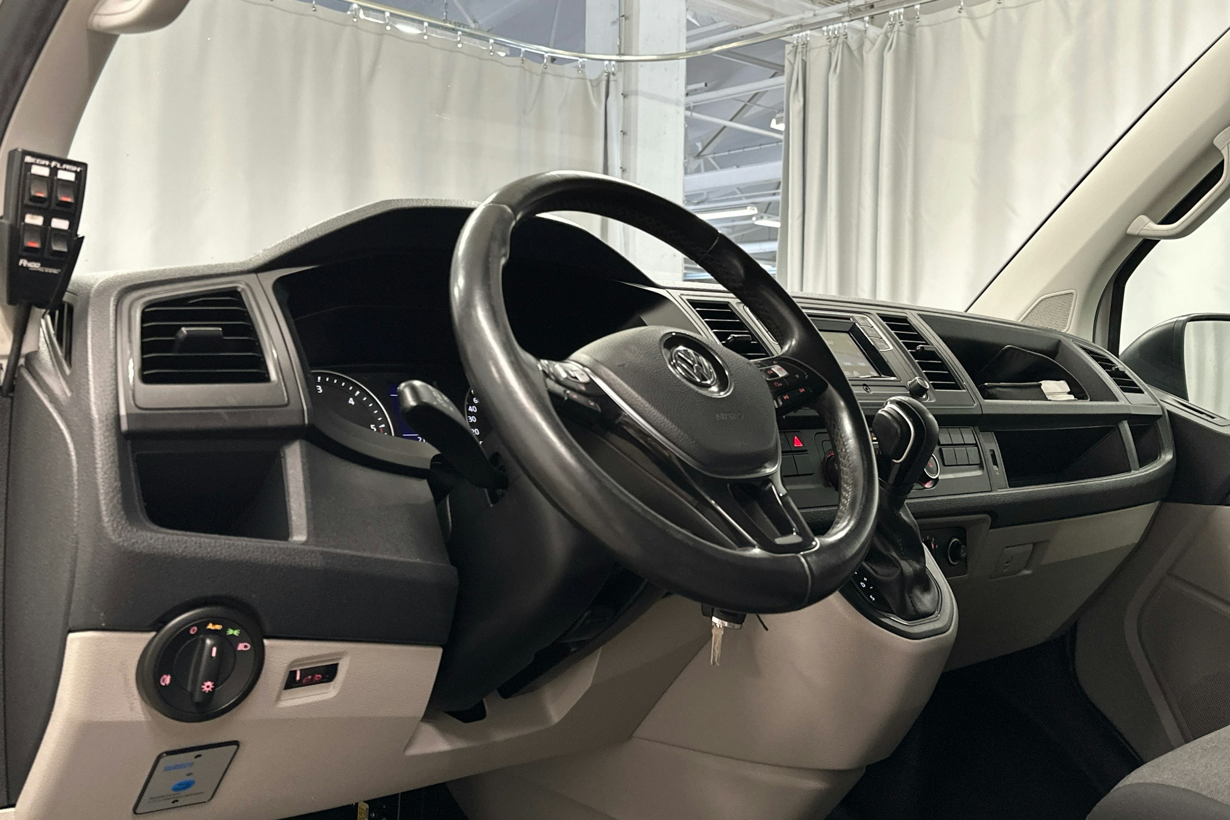 valkoinen Volkswagen Transporter 2017 kuva 6.