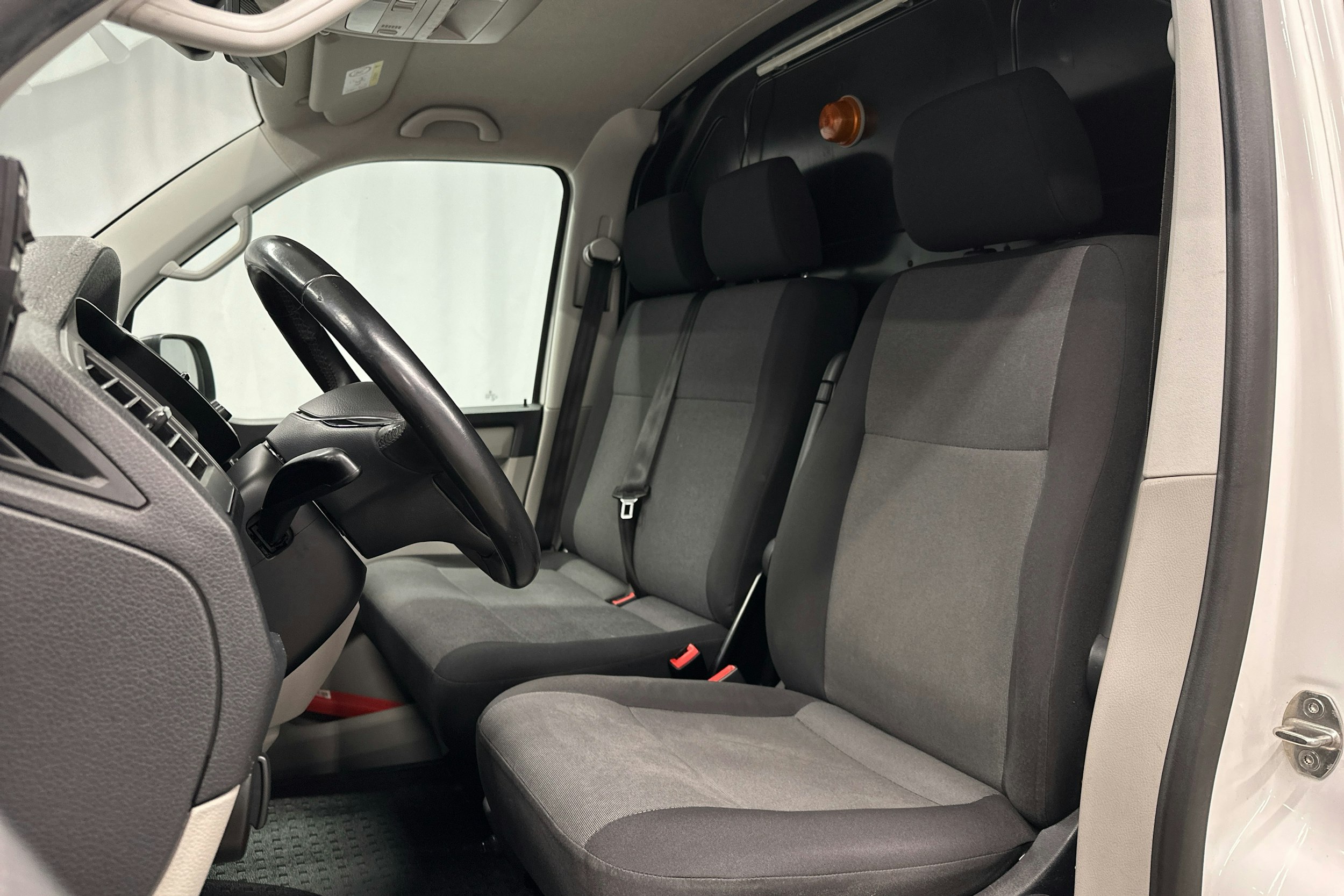 valkoinen Volkswagen Transporter 2017 kuva 7.