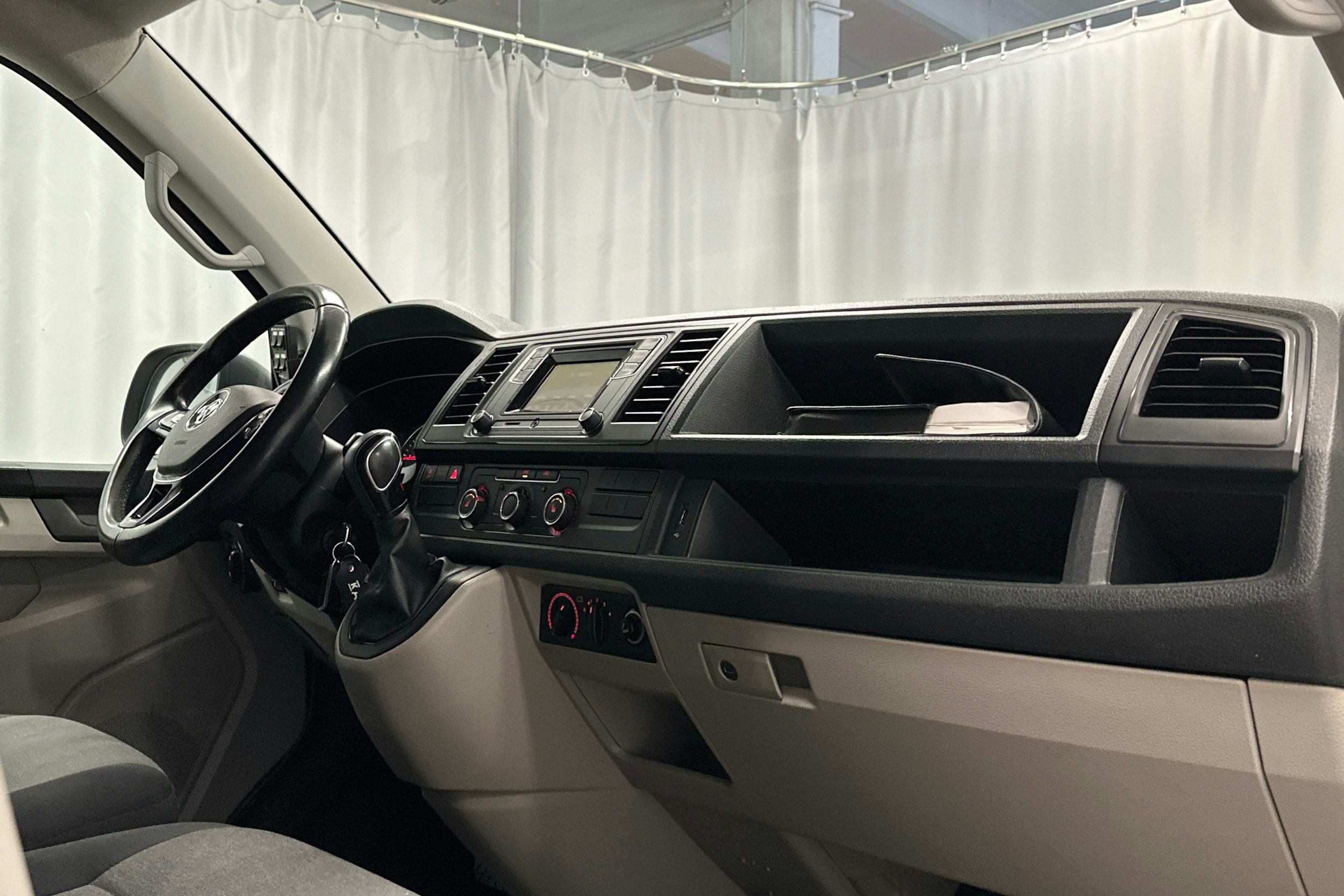 valkoinen Volkswagen Transporter 2017 kuva 8.