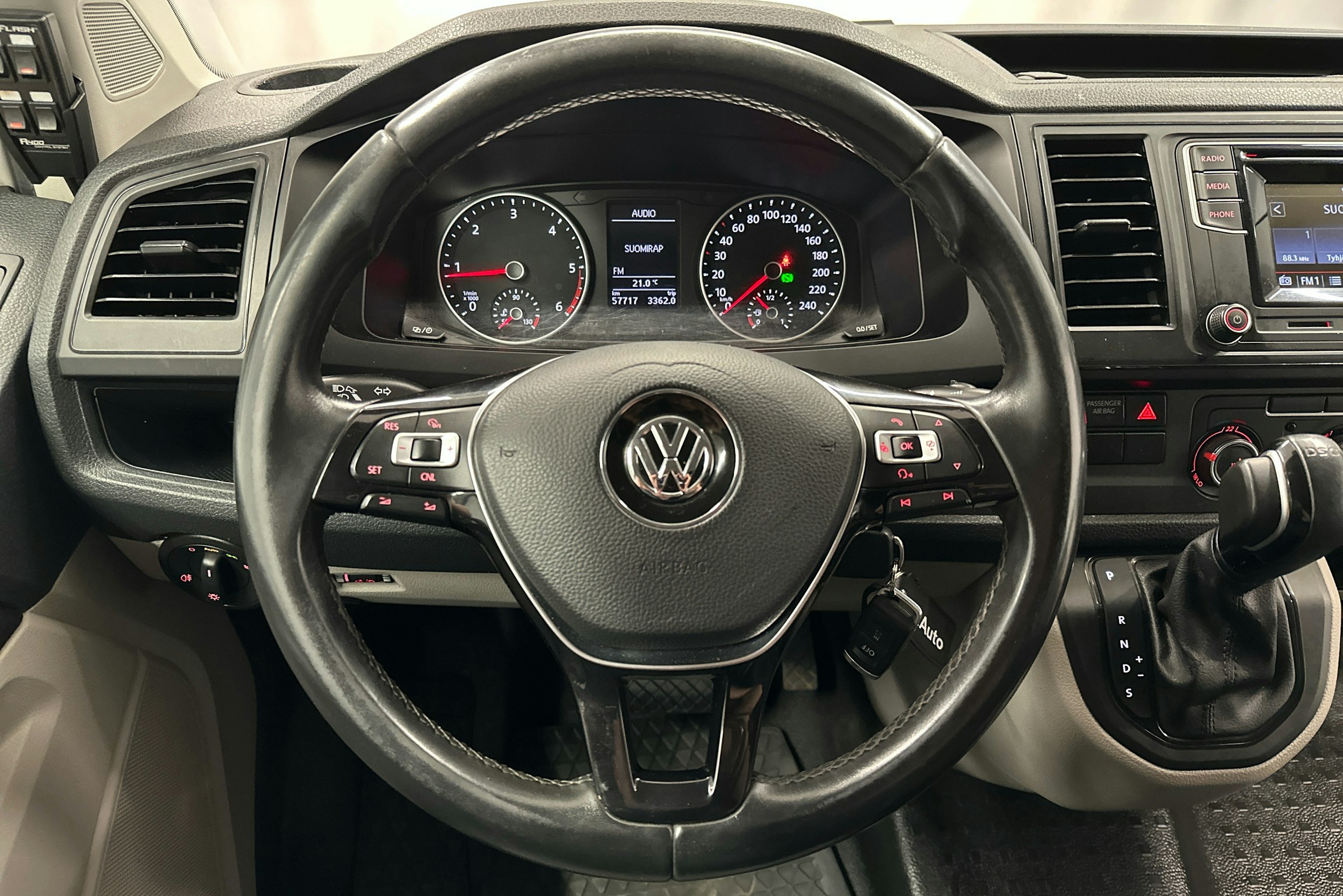 valkoinen Volkswagen Transporter 2017 kuva 12.