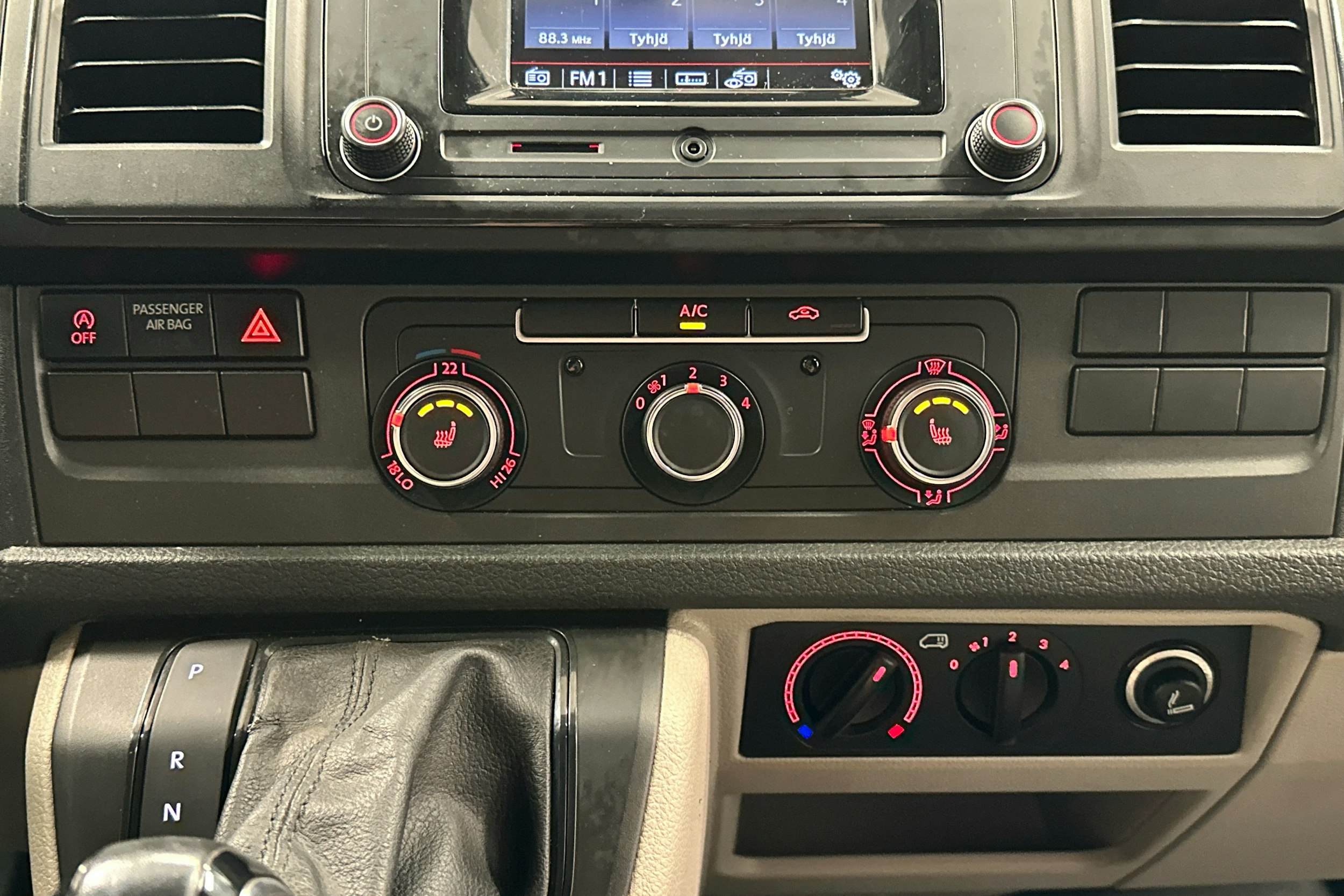 valkoinen Volkswagen Transporter 2017 kuva 16.