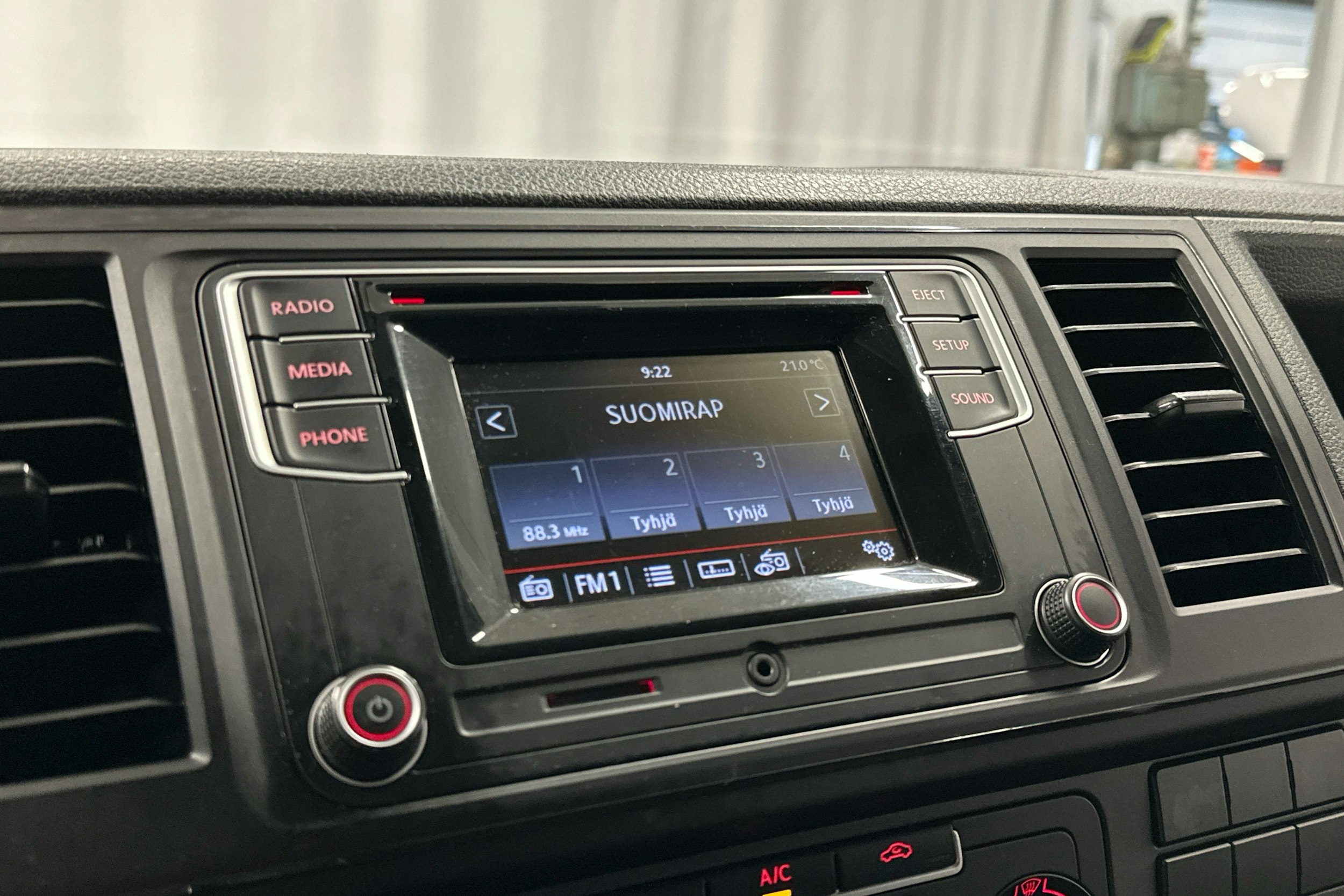 valkoinen Volkswagen Transporter 2017 kuva 17.