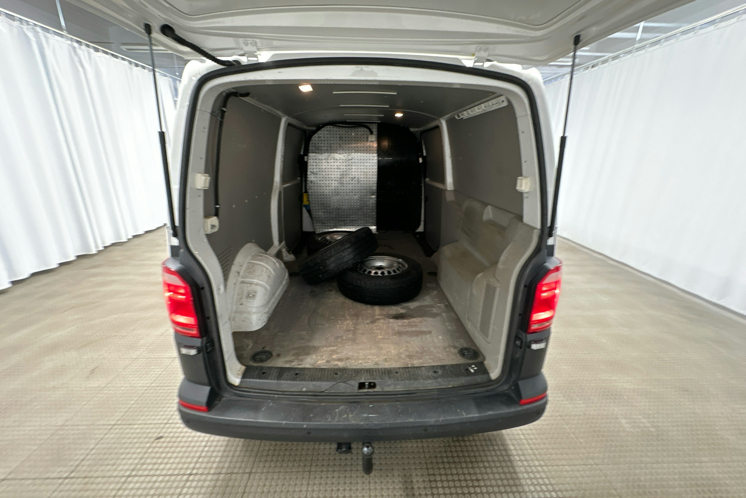valkoinen Volkswagen Transporter 2017 kuva 20.