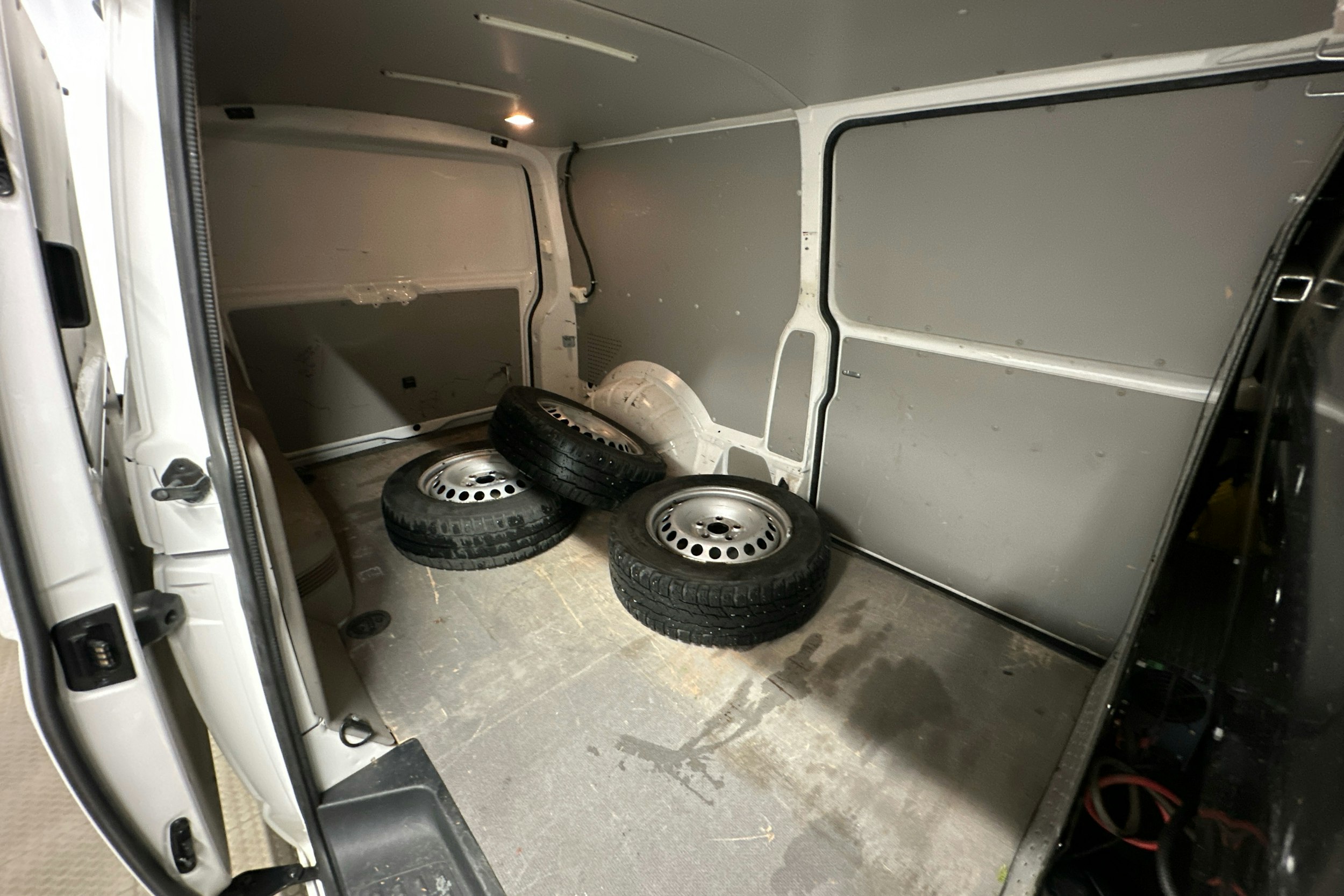 valkoinen Volkswagen Transporter 2017 kuva 21.
