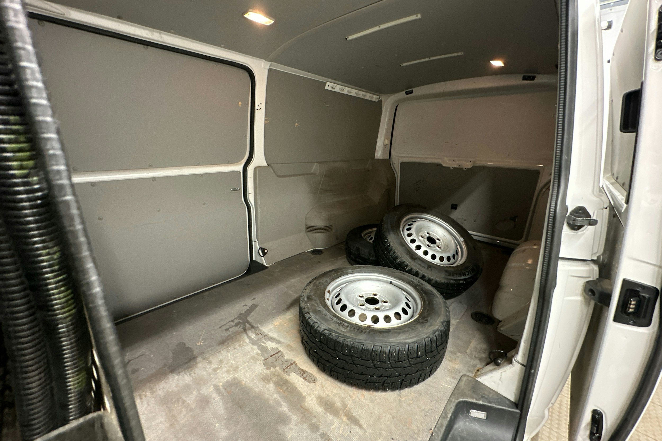 valkoinen Volkswagen Transporter 2017 kuva 22.