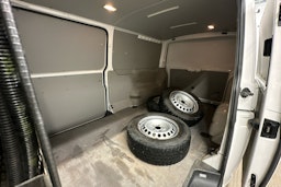 valkoinen Volkswagen Transporter 2017 kuva 22.