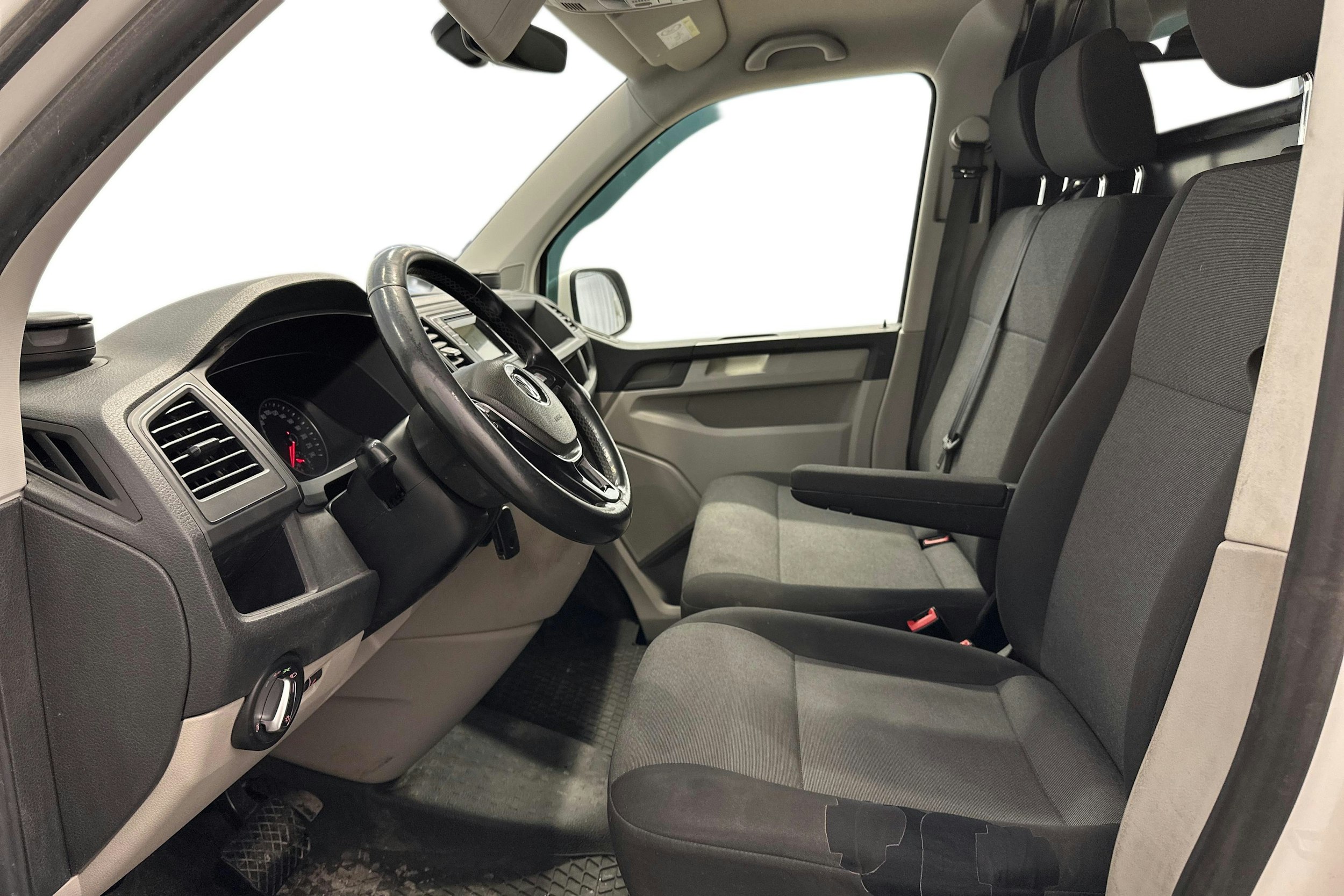 valkoinen Volkswagen Transporter 2017 kuva 11.