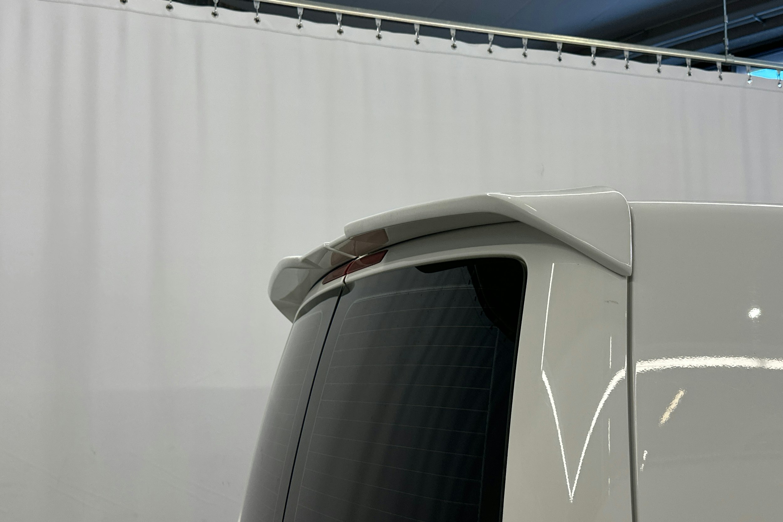 valkoinen Volkswagen Transporter 2017 kuva 28.