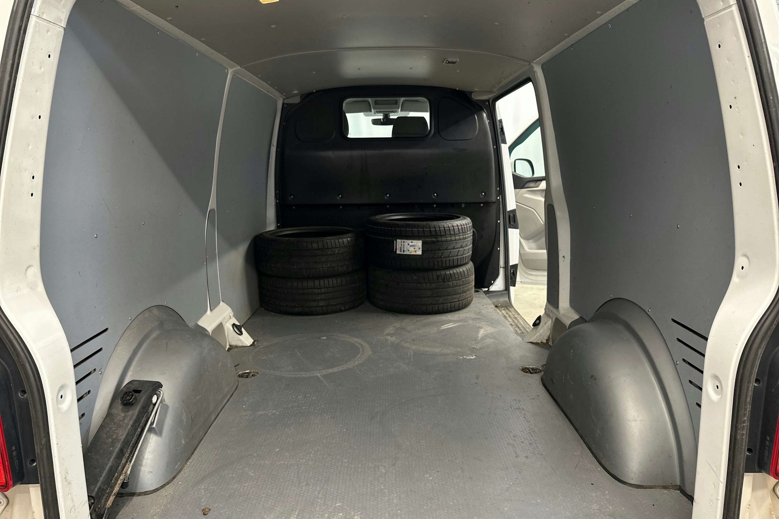 valkoinen Volkswagen Transporter 2017 kuva 30.