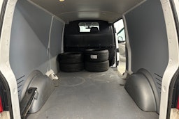 valkoinen Volkswagen Transporter 2017 kuva 30.