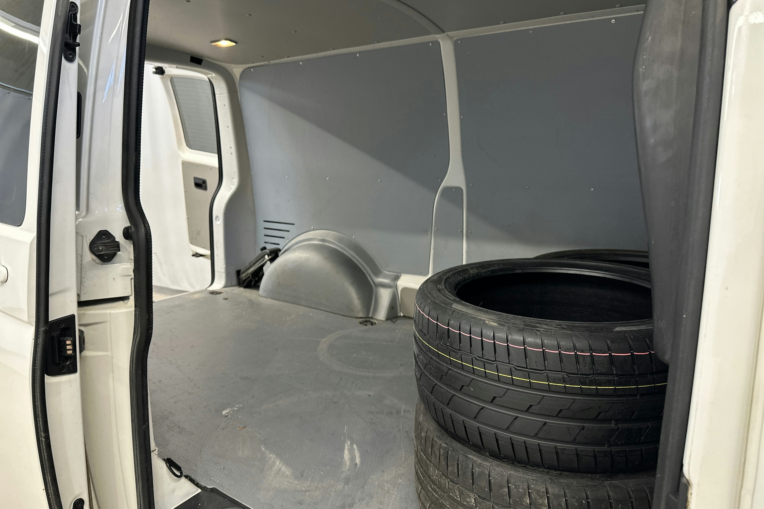 valkoinen Volkswagen Transporter 2017 kuva 31.