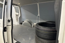 valkoinen Volkswagen Transporter 2017 kuva 31.