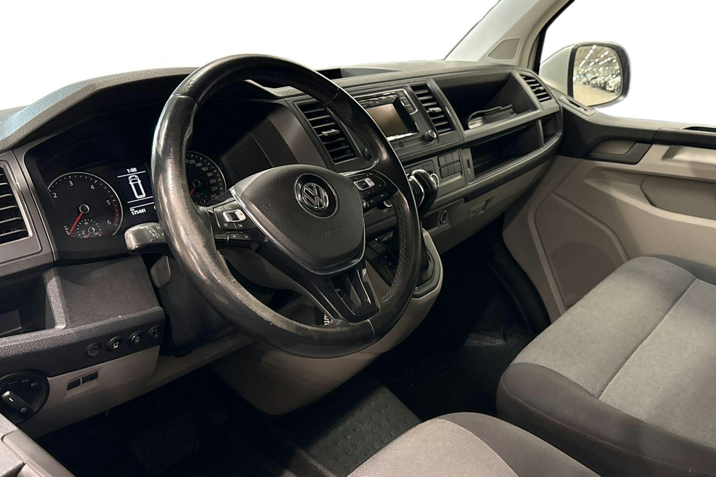 valkoinen Volkswagen Transporter 2017 kuva 6.