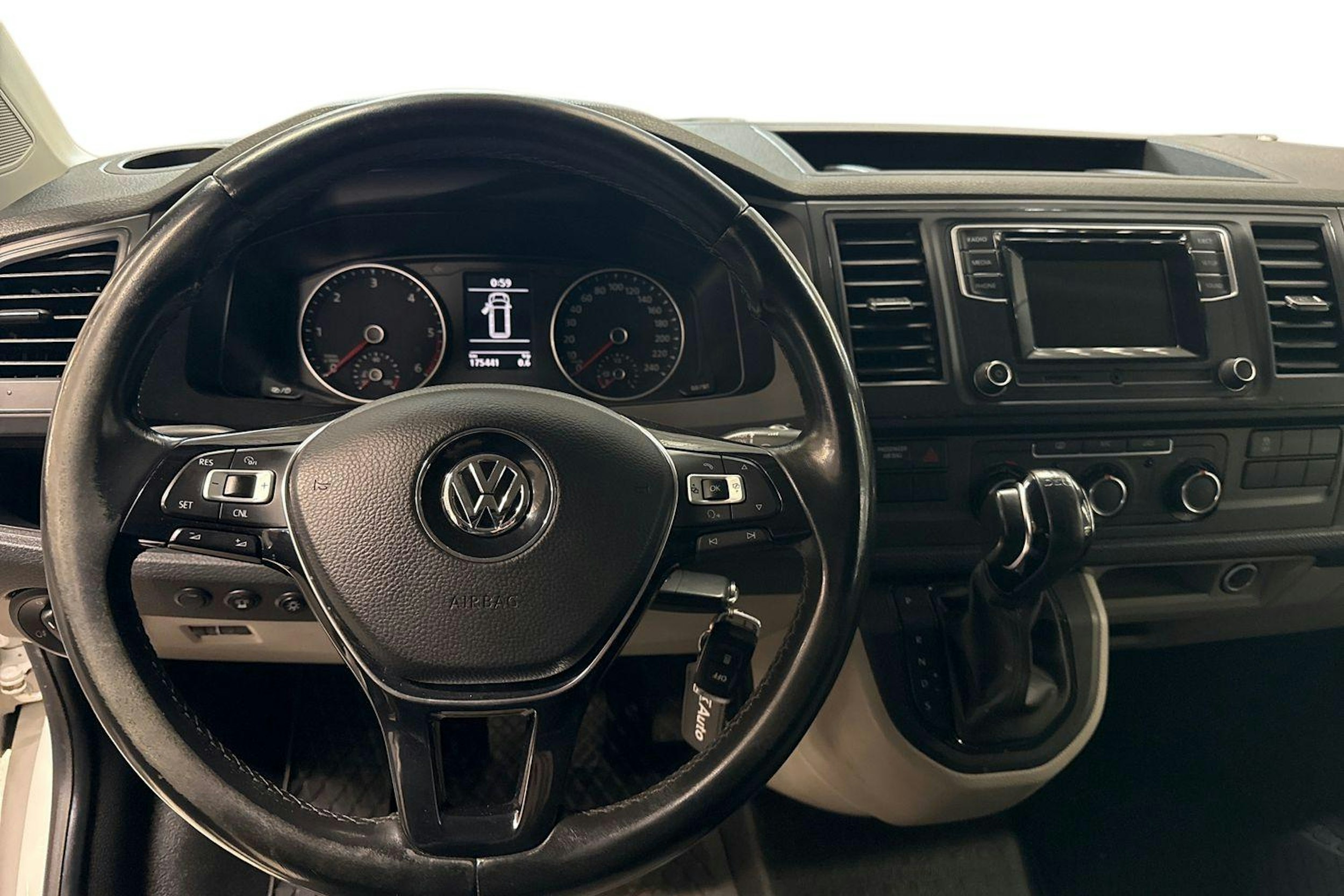 valkoinen Volkswagen Transporter 2017 kuva 7.