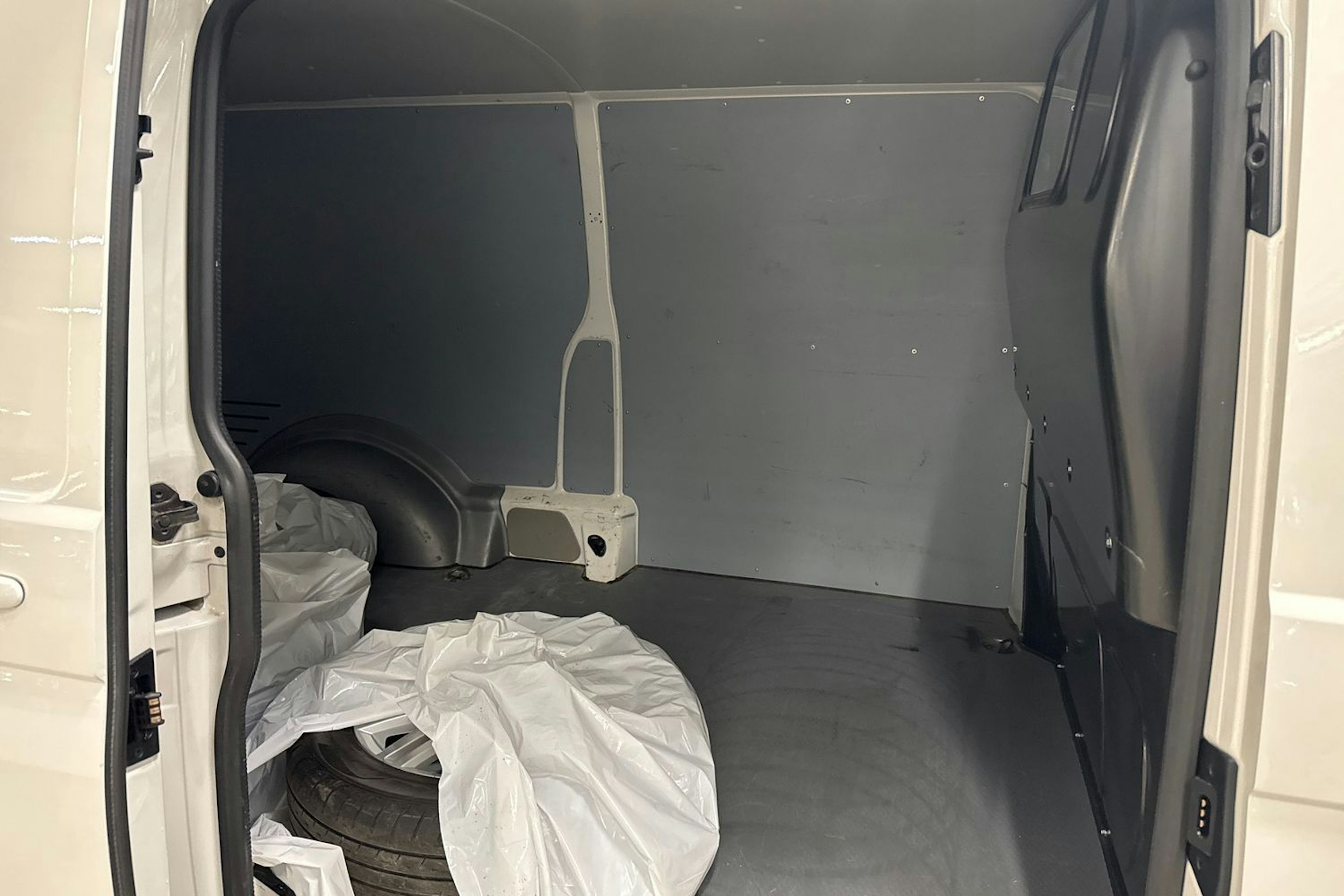 valkoinen Volkswagen Transporter 2017 kuva 10.