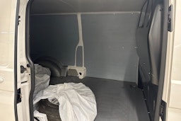 valkoinen Volkswagen Transporter 2017 kuva 10.