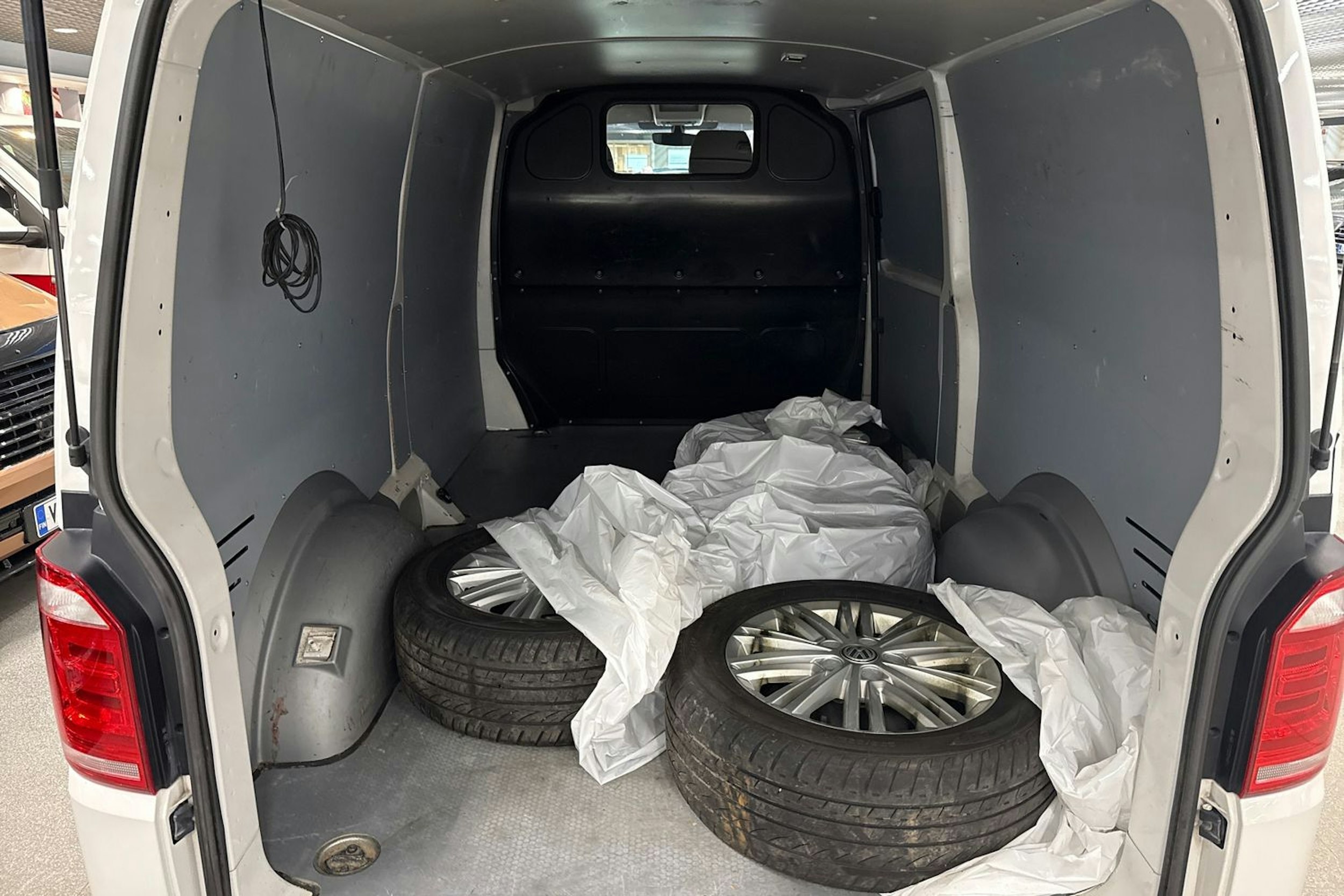 valkoinen Volkswagen Transporter 2017 kuva 11.