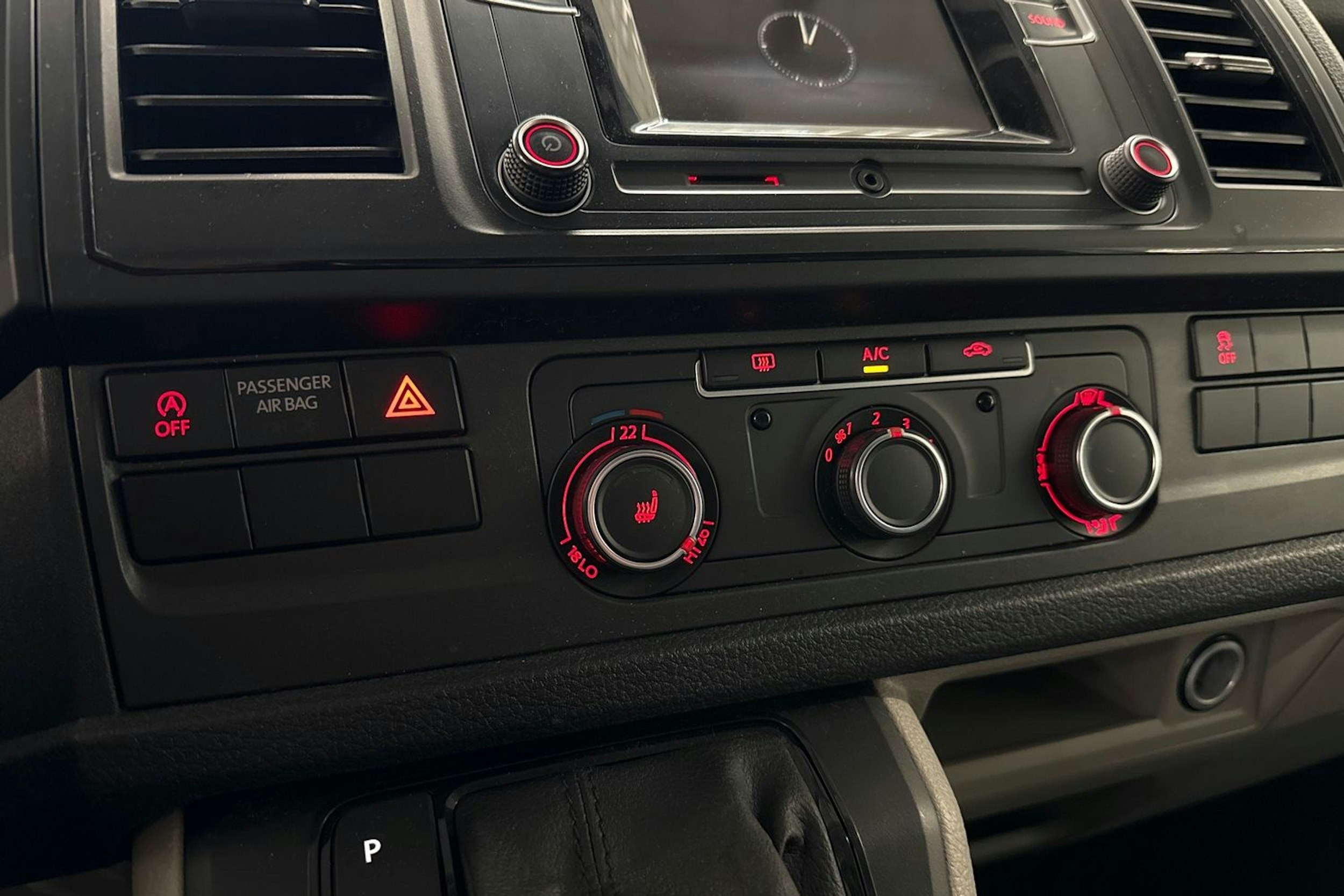 valkoinen Volkswagen Transporter 2017 kuva 17.