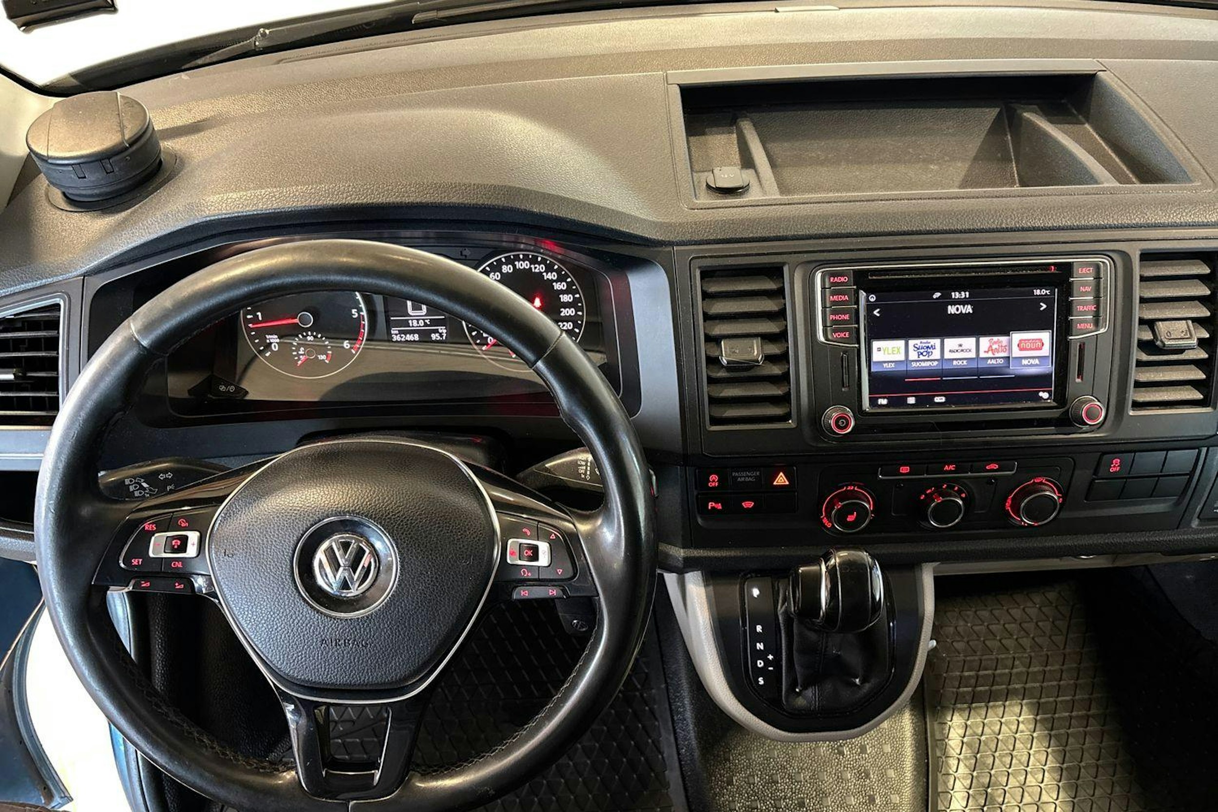 vihreä Volkswagen Transporter 2017 kuva 9.