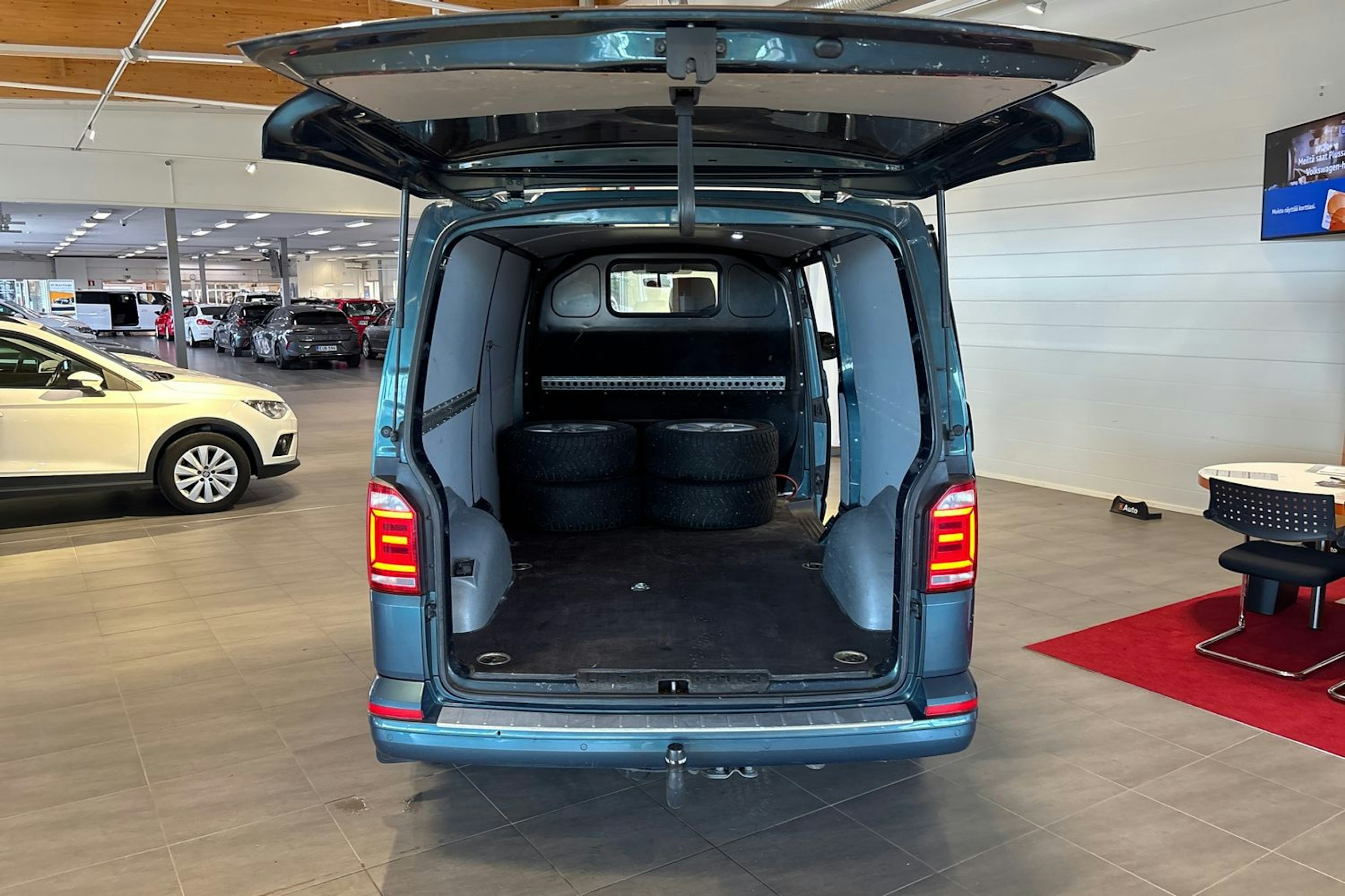 vihreä Volkswagen Transporter 2017 kuva 15.