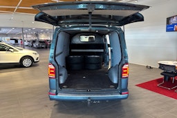 vihreä Volkswagen Transporter 2017 kuva 15.