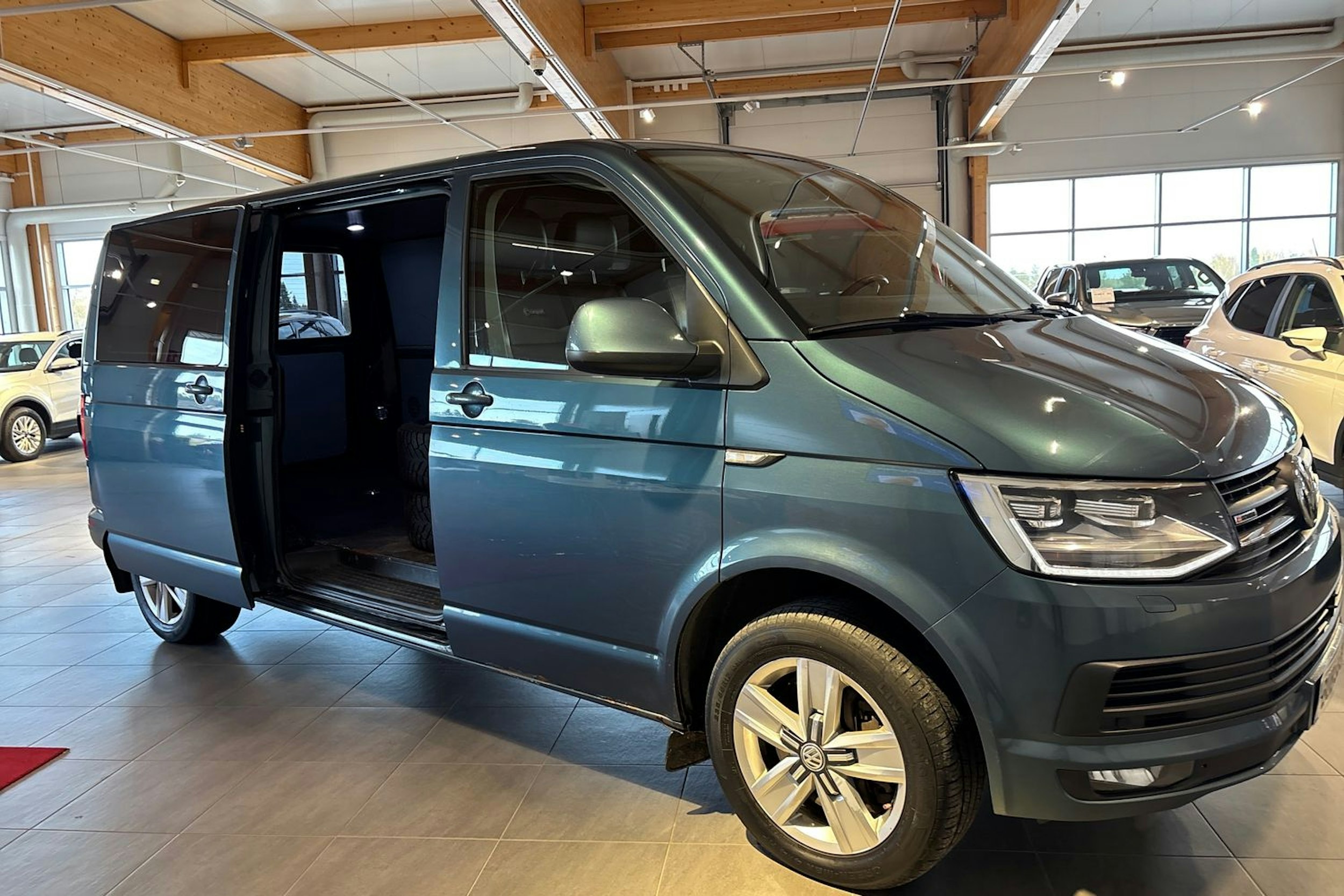 vihreä Volkswagen Transporter 2017 kuva 16.